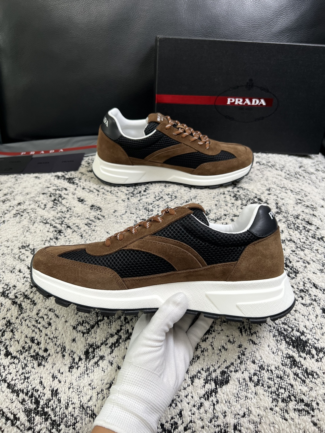 Prada  顶级工艺品，普拉达 专柜同步，原厂配置意大利进口牛皮拼布面料，进口牛皮内里垫，透气舒适，鞋底：原厂特供原版