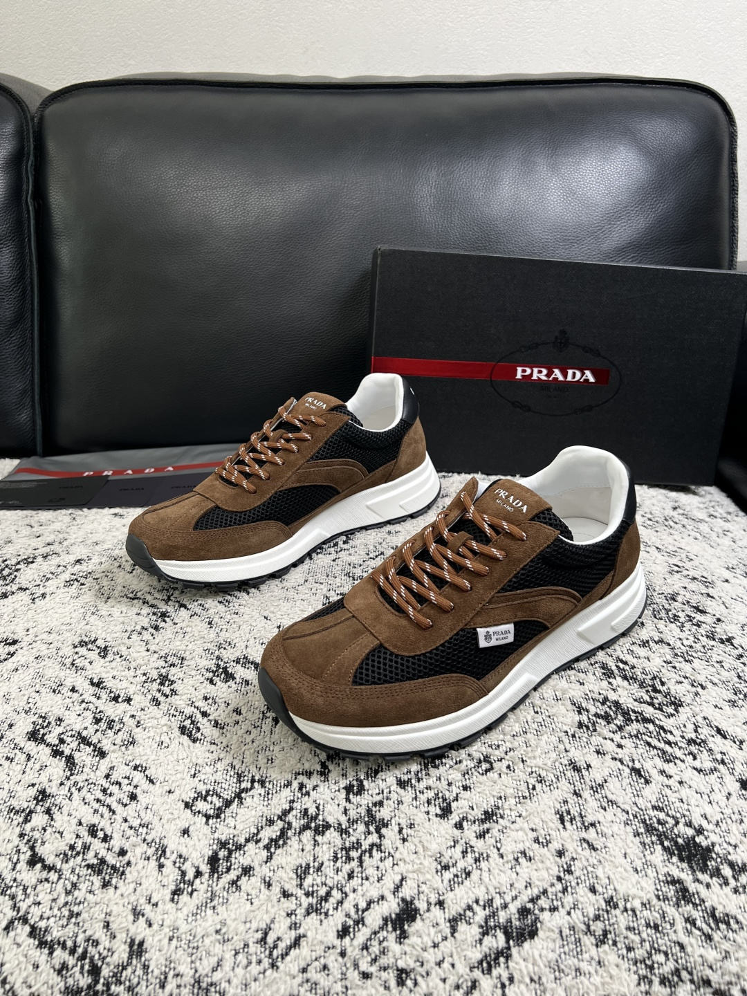 Prada  顶级工艺品，普拉达 专柜同步，原厂配置意大利进口牛皮拼布面料，进口牛皮内里垫，透气舒适，鞋底：原厂特供原版