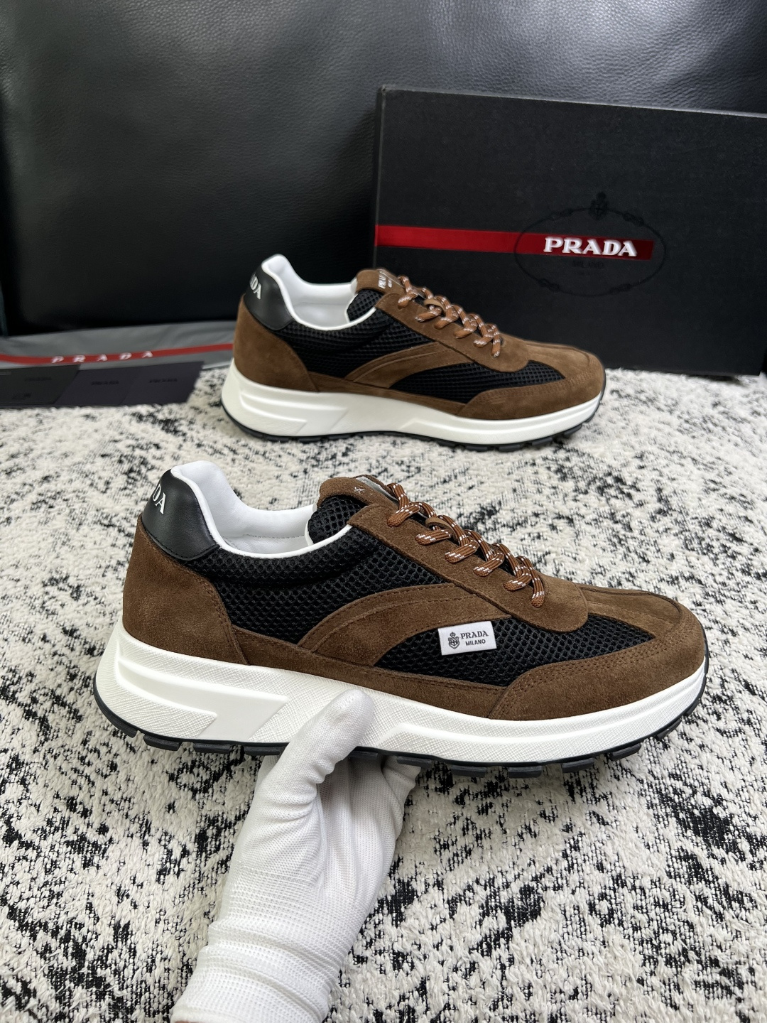 Prada  顶级工艺品，普拉达 专柜同步，原厂配置意大利进口牛皮拼布面料，进口牛皮内里垫，透气舒适，鞋底：原厂特供原版