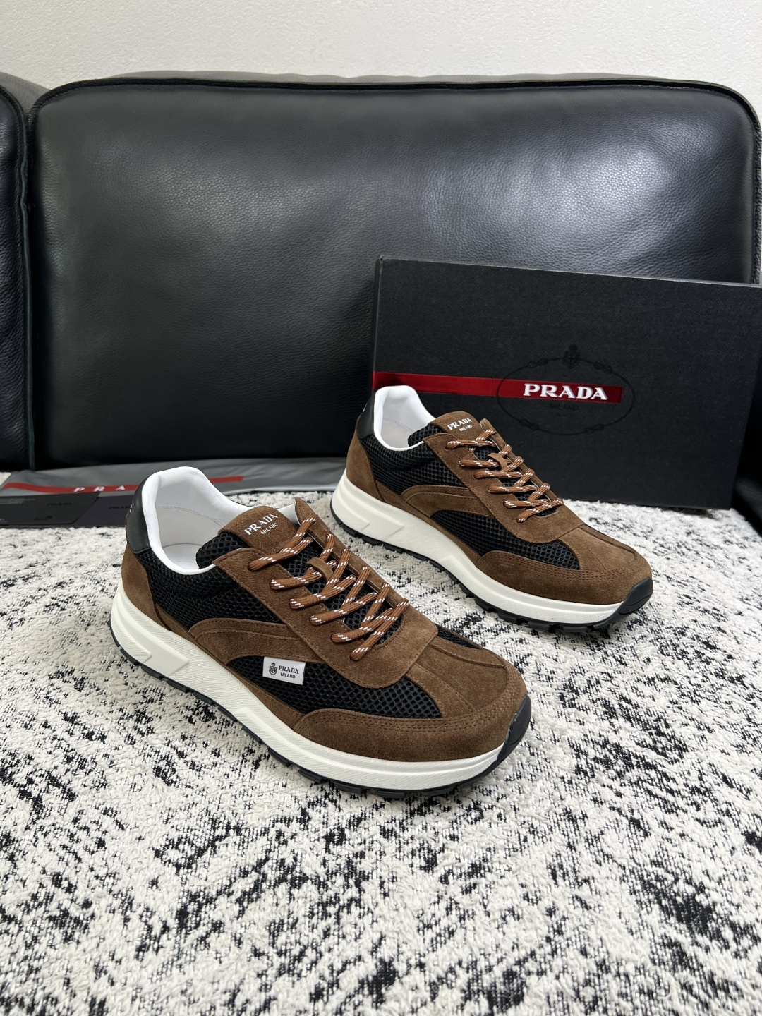 Prada  顶级工艺品，普拉达 专柜同步，原厂配置意大利进口牛皮拼布面料，进口牛皮内里垫，透气舒适，鞋底：原厂特供原版