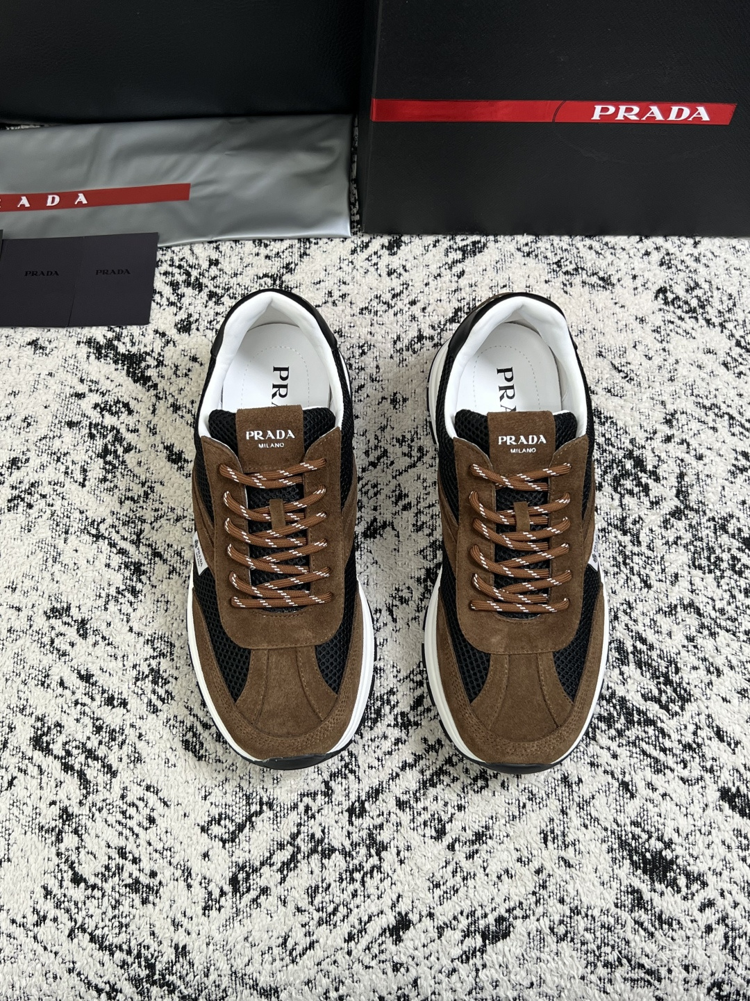 Prada  顶级工艺品，普拉达 专柜同步，原厂配置意大利进口牛皮拼布面料，进口牛皮内里垫，透气舒适，鞋底：原厂特供原版
