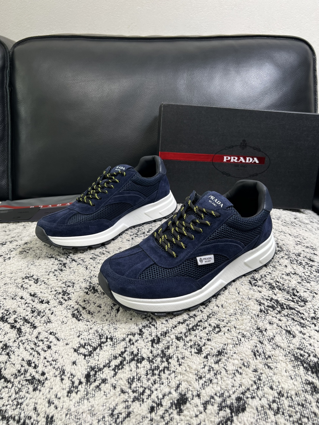 Prada  顶级工艺品，普拉达 专柜同步，原厂配置意大利进口牛皮拼布面料，进口牛皮内里垫，透气舒适，鞋底：原厂特供原版