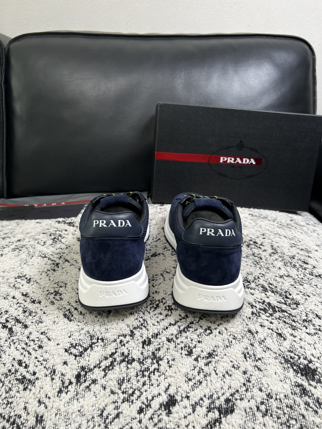 Prada  顶级工艺品，普拉达 专柜同步，原厂配置意大利进口牛皮拼布面料，进口牛皮内里垫，透气舒适，鞋底：原厂特供原版