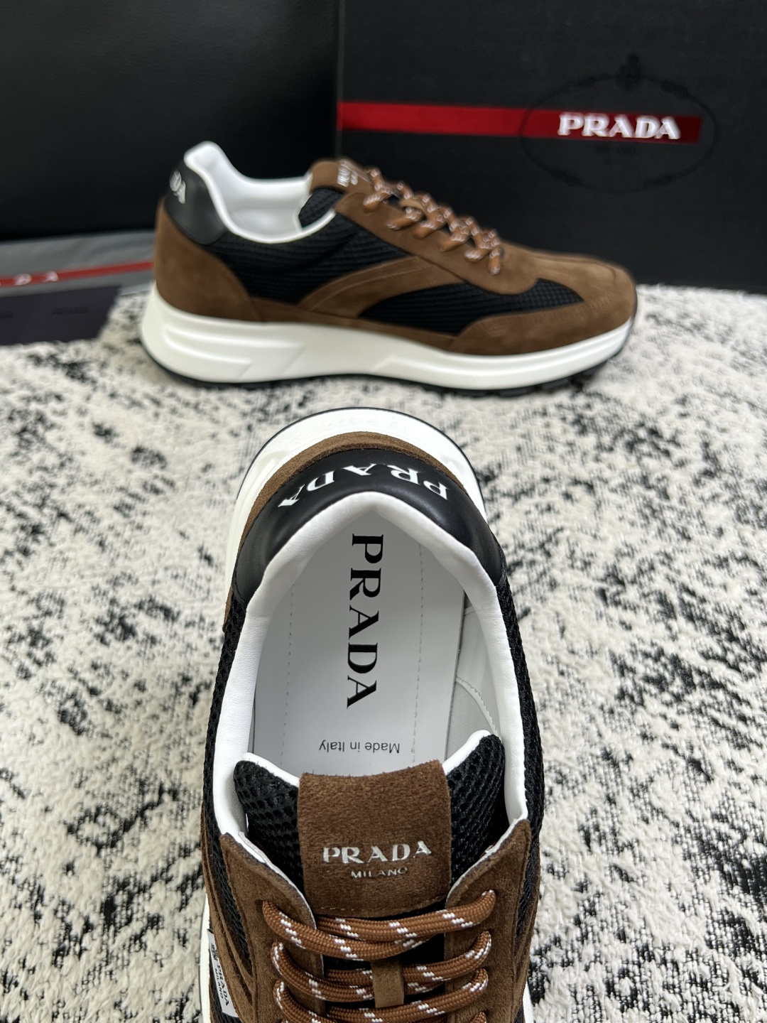 Prada  顶级工艺品，普拉达 专柜同步，原厂配置意大利进口牛皮拼布面料，进口牛皮内里垫，透气舒适，鞋底：原厂特供原版