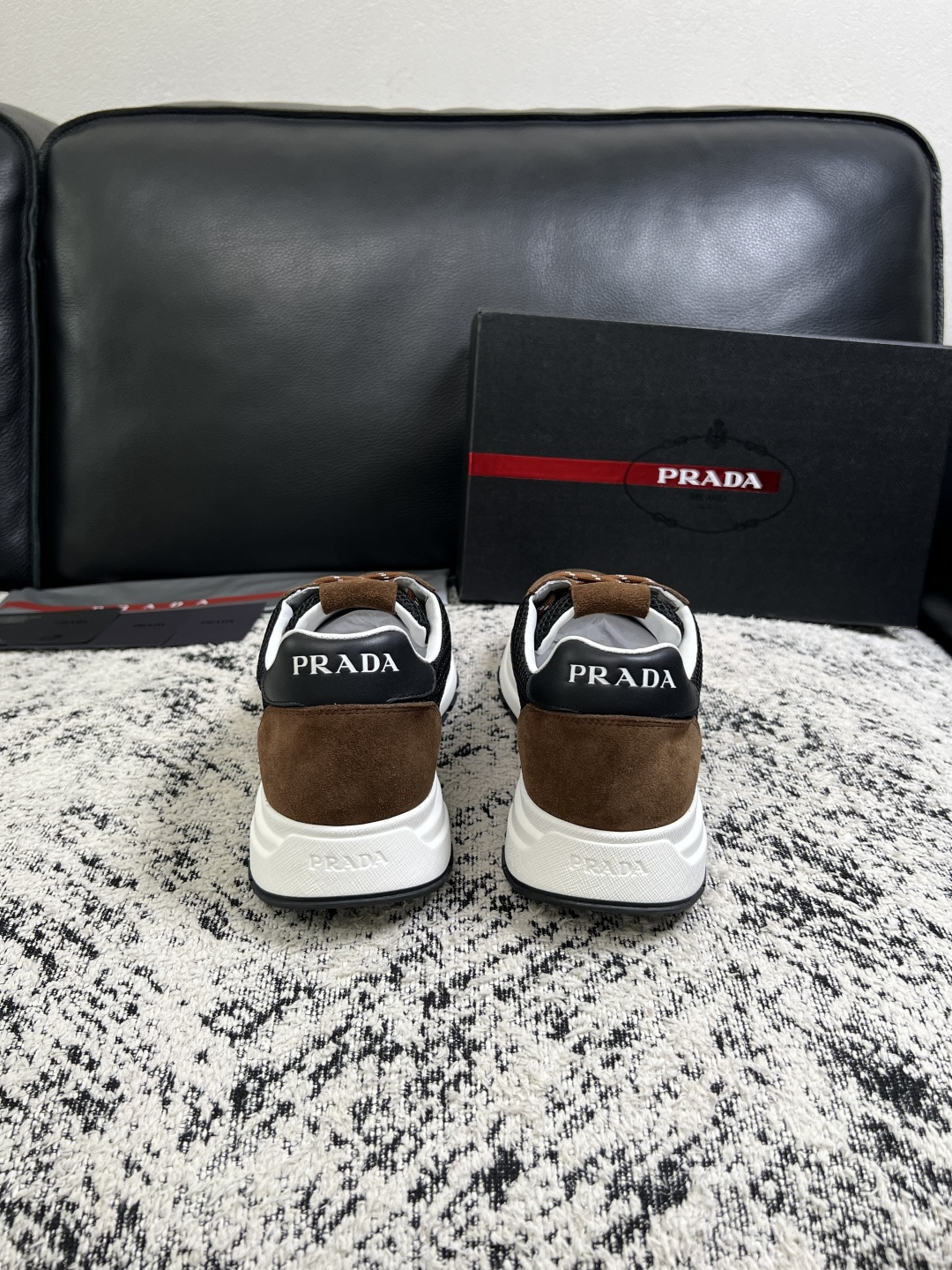 Prada  顶级工艺品，普拉达 专柜同步，原厂配置意大利进口牛皮拼布面料，进口牛皮内里垫，透气舒适，鞋底：原厂特供原版