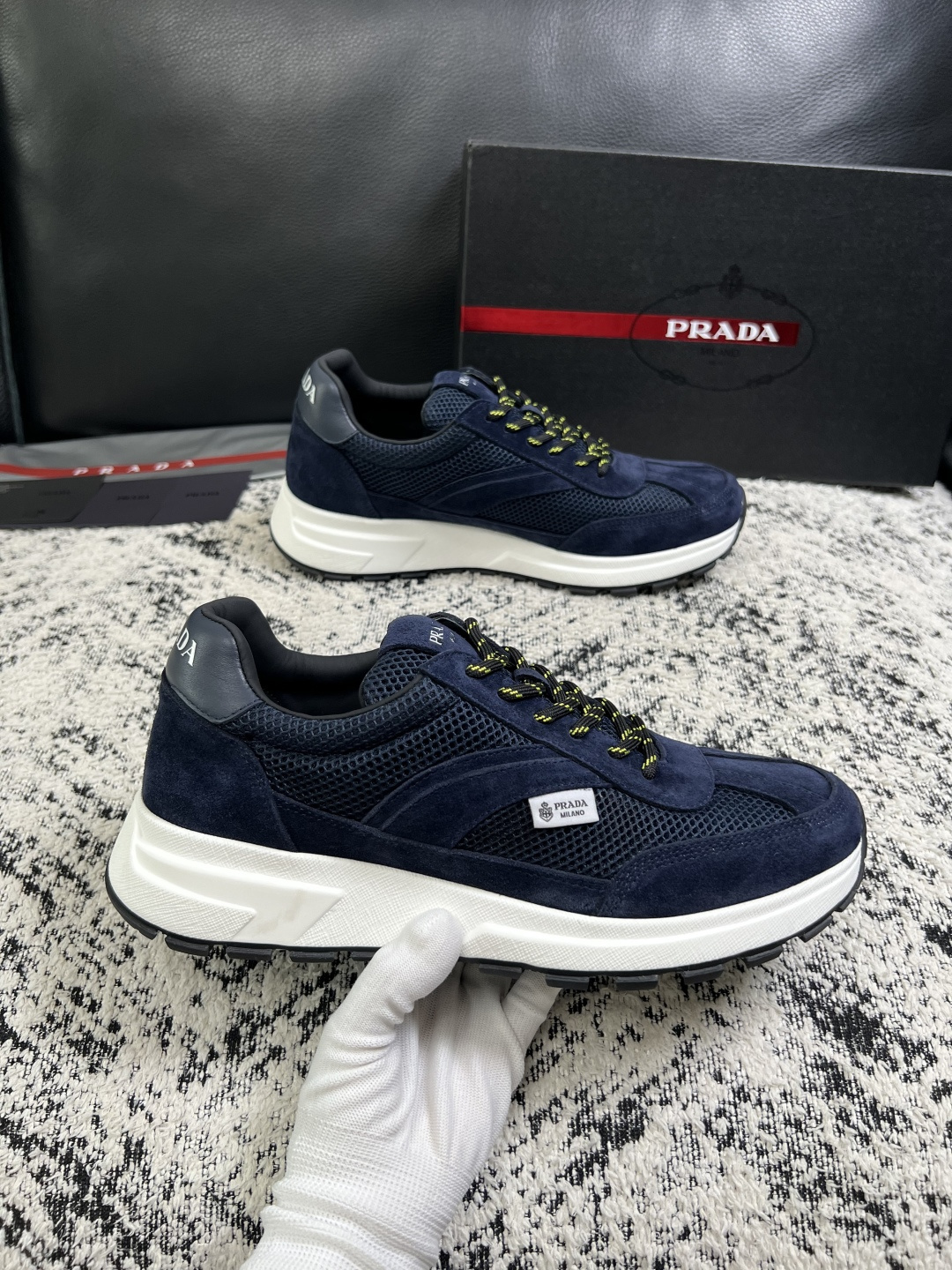 Prada  顶级工艺品，普拉达 专柜同步，原厂配置意大利进口牛皮拼布面料，进口牛皮内里垫，透气舒适，鞋底：原厂特供原版