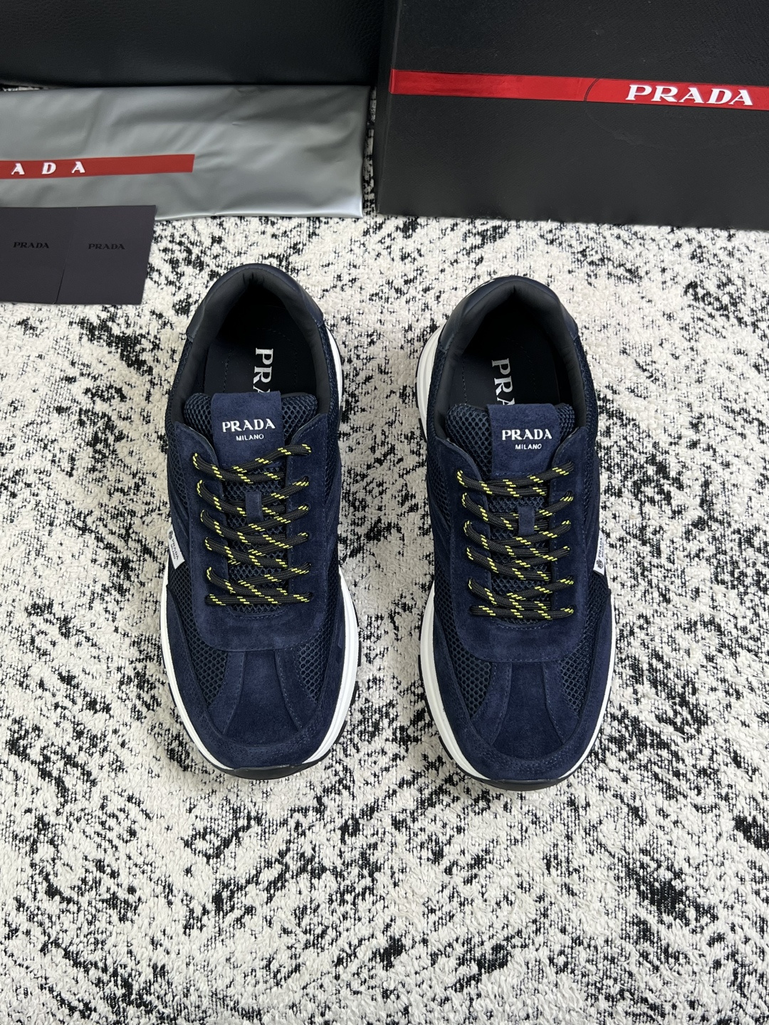 Prada  顶级工艺品，普拉达 专柜同步，原厂配置意大利进口牛皮拼布面料，进口牛皮内里垫，透气舒适，鞋底：原厂特供原版