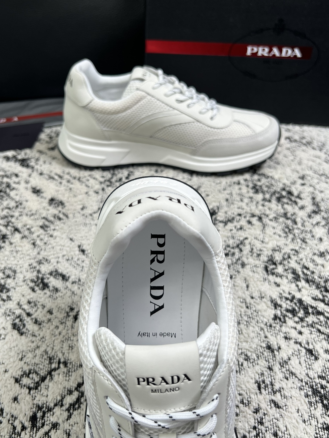 Prada  顶级工艺品，普拉达 专柜同步，原厂配置意大利进口牛皮拼布面料，进口牛皮内里垫，透气舒适，鞋底：原厂特供原版