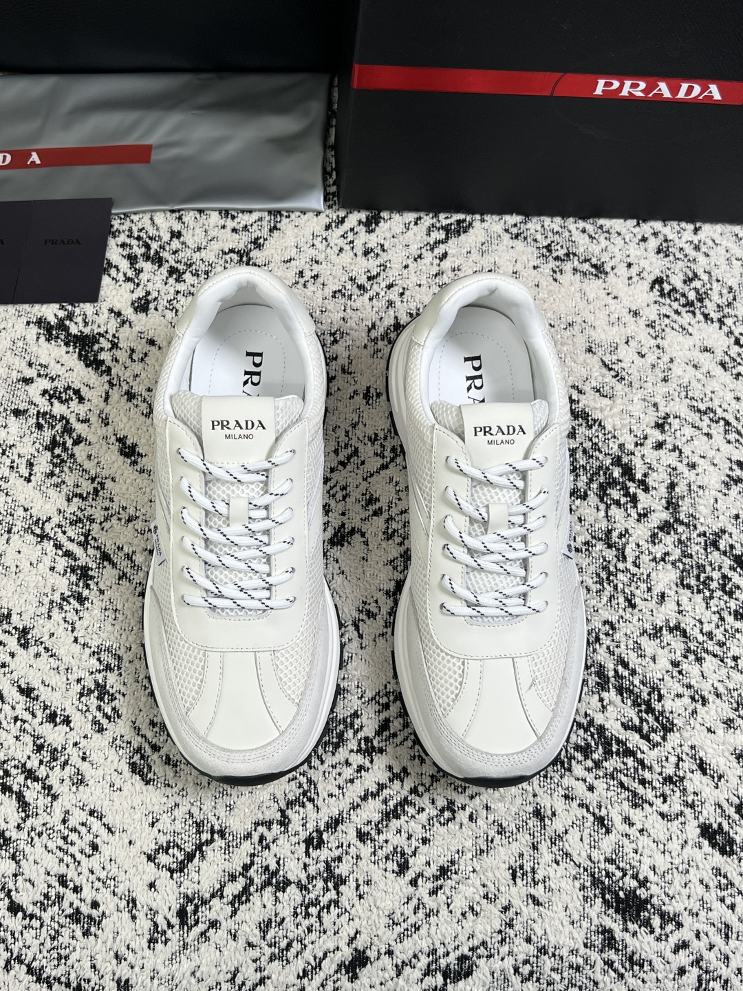 Prada  顶级工艺品，普拉达 专柜同步，原厂配置意大利进口牛皮拼布面料，进口牛皮内里垫，透气舒适，鞋底：原厂特供原版