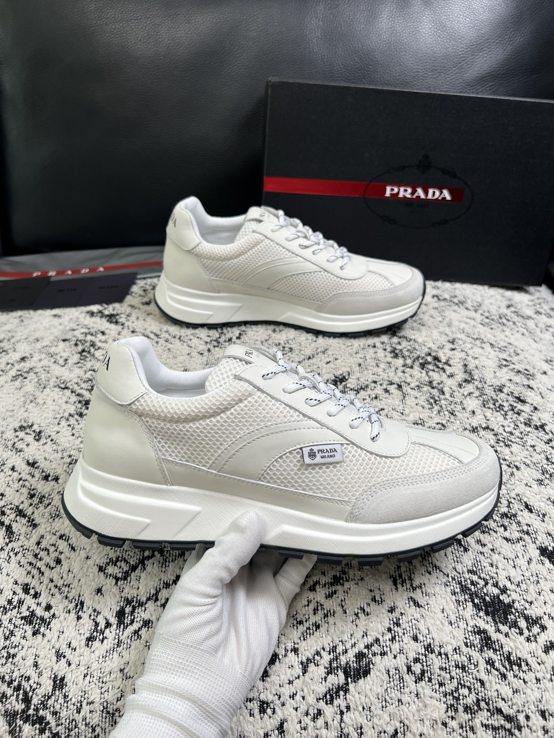 Prada  顶级工艺品，普拉达 专柜同步，原厂配置意大利进口牛皮拼布面料，进口牛皮内里垫，透气舒适，鞋底：原厂特供原版
