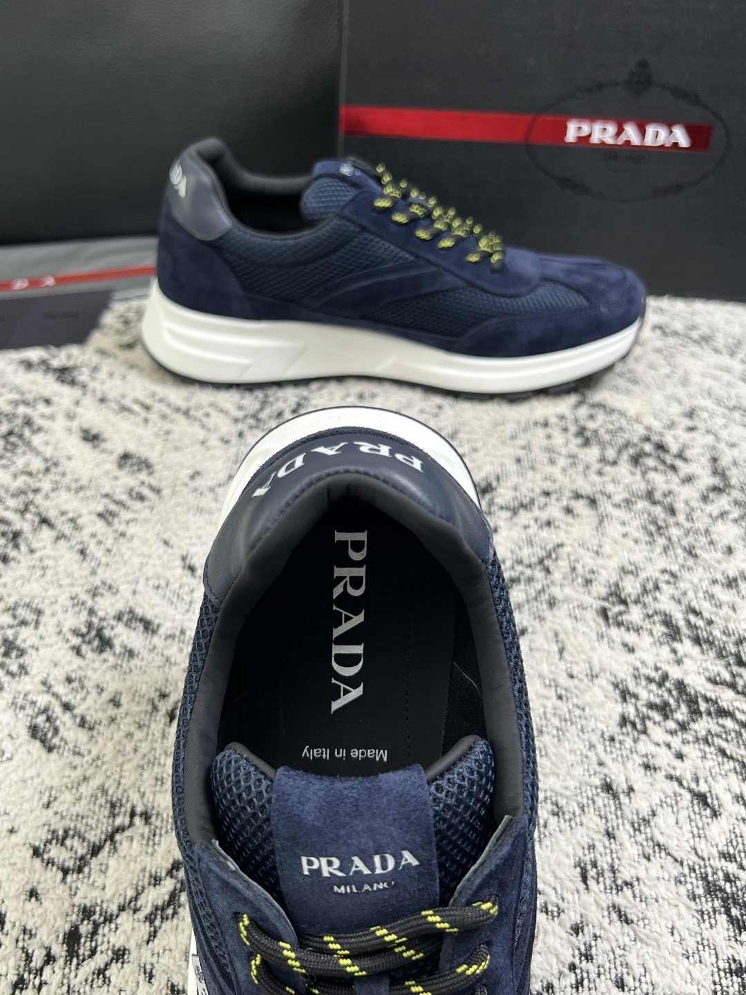 Prada  顶级工艺品，普拉达 专柜同步，原厂配置意大利进口牛皮拼布面料，进口牛皮内里垫，透气舒适，鞋底：原厂特供原版