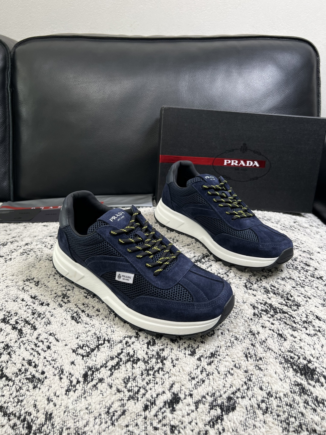 Prada  顶级工艺品，普拉达 专柜同步，原厂配置意大利进口牛皮拼布面料，进口牛皮内里垫，透气舒适，鞋底：原厂特供原版
