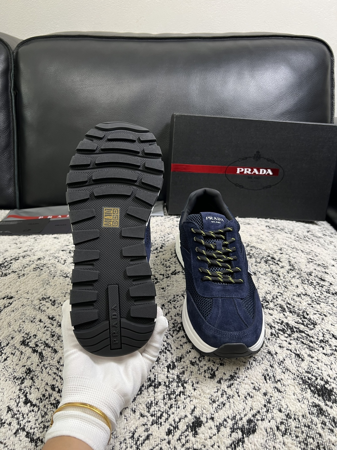 Prada  顶级工艺品，普拉达 专柜同步，原厂配置意大利进口牛皮拼布面料，进口牛皮内里垫，透气舒适，鞋底：原厂特供原版