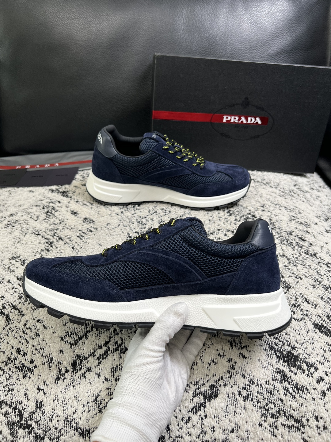 Prada  顶级工艺品，普拉达 专柜同步，原厂配置意大利进口牛皮拼布面料，进口牛皮内里垫，透气舒适，鞋底：原厂特供原版