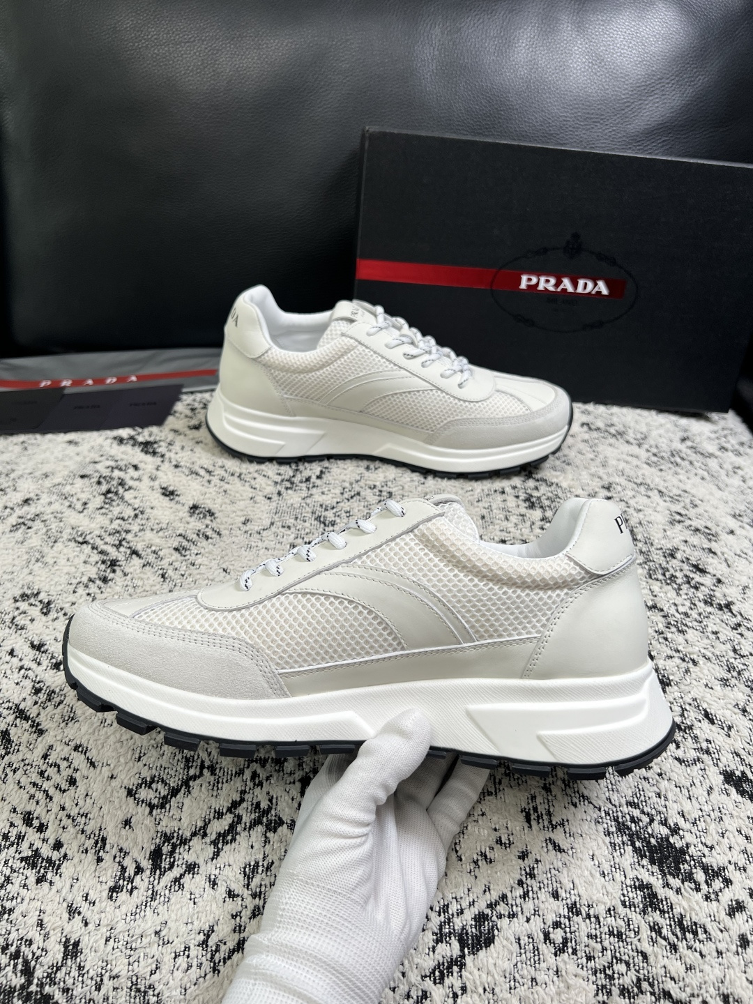 Prada  顶级工艺品，普拉达 专柜同步，原厂配置意大利进口牛皮拼布面料，进口牛皮内里垫，透气舒适，鞋底：原厂特供原版