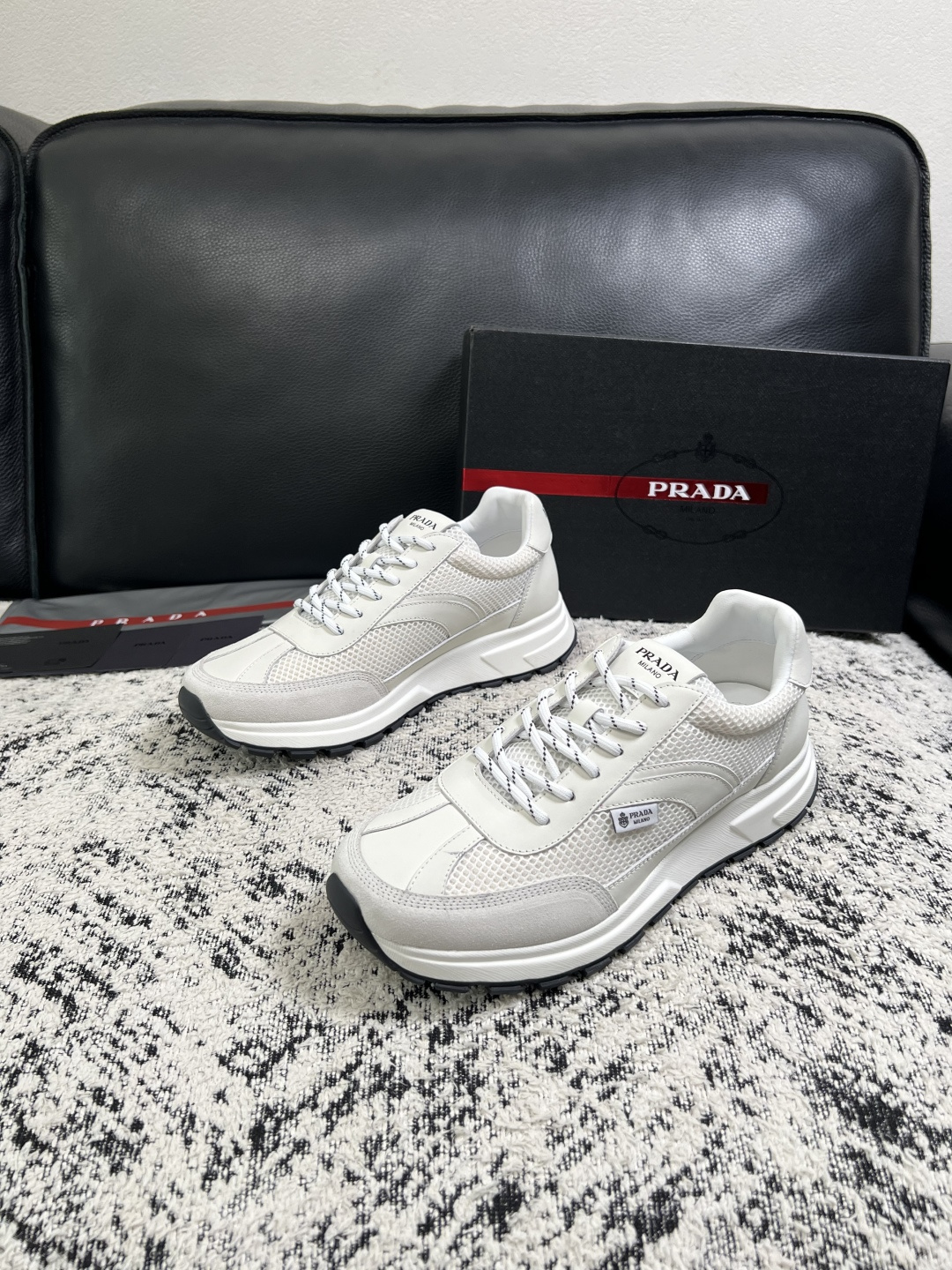 Prada  顶级工艺品，普拉达 专柜同步，原厂配置意大利进口牛皮拼布面料，进口牛皮内里垫，透气舒适，鞋底：原厂特供原版