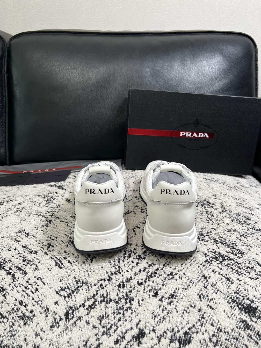 Prada  顶级工艺品，普拉达 专柜同步，原厂配置意大利进口牛皮拼布面料，进口牛皮内里垫，透气舒适，鞋底：原厂特供原版