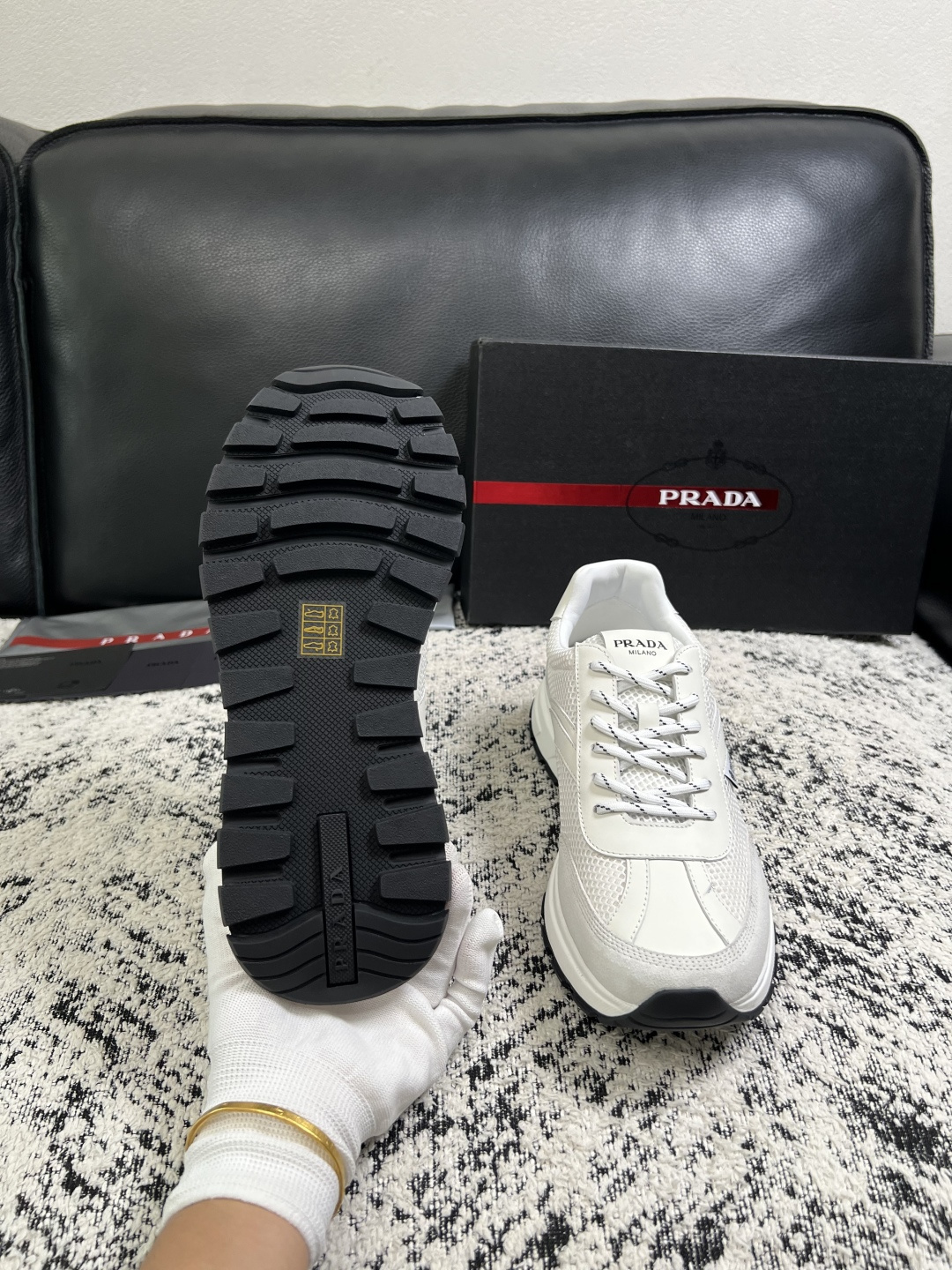 Prada  顶级工艺品，普拉达 专柜同步，原厂配置意大利进口牛皮拼布面料，进口牛皮内里垫，透气舒适，鞋底：原厂特供原版