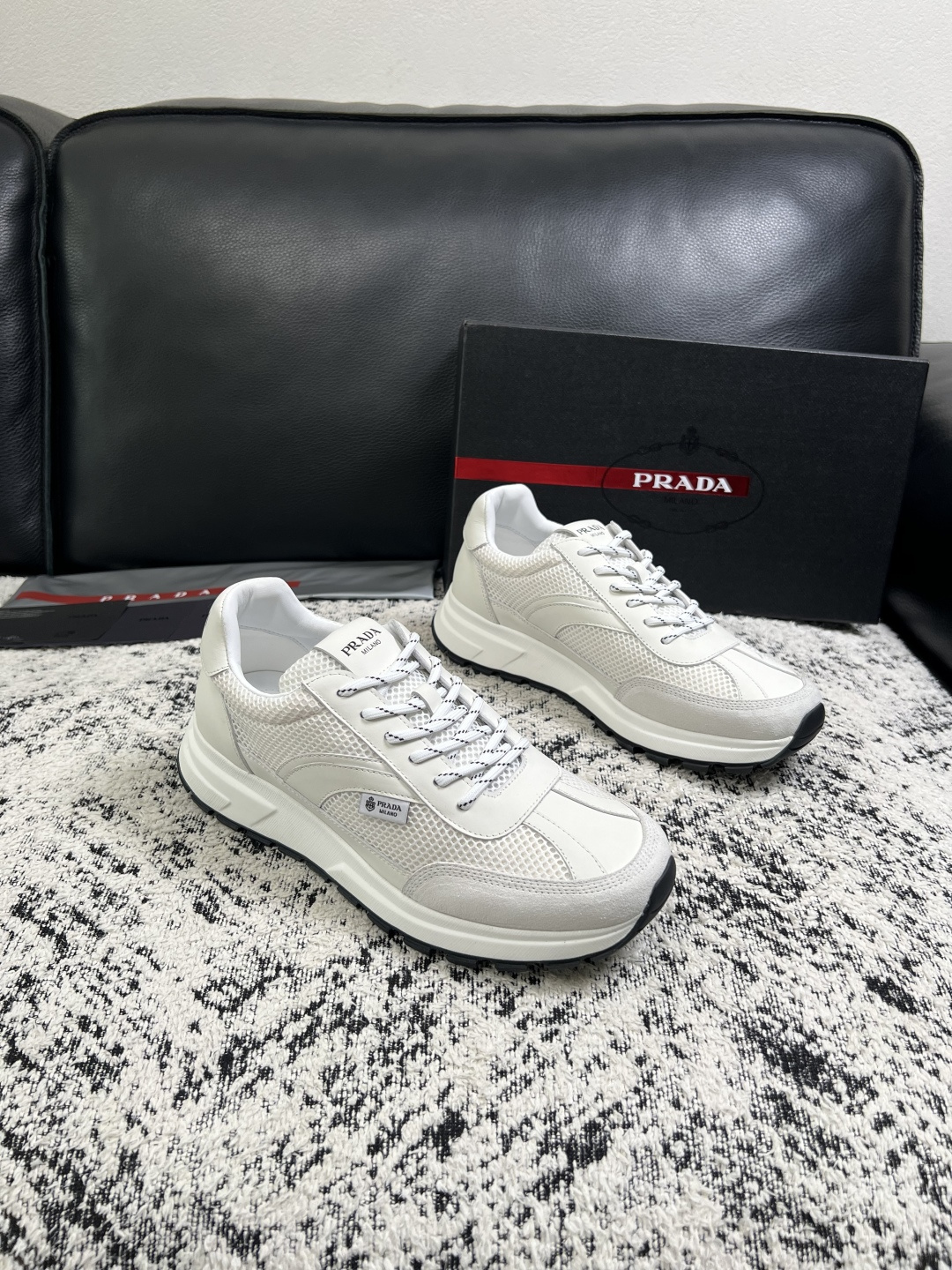 Prada  顶级工艺品，普拉达 专柜同步，原厂配置意大利进口牛皮拼布面料，进口牛皮内里垫，透气舒适，鞋底：原厂特供原版