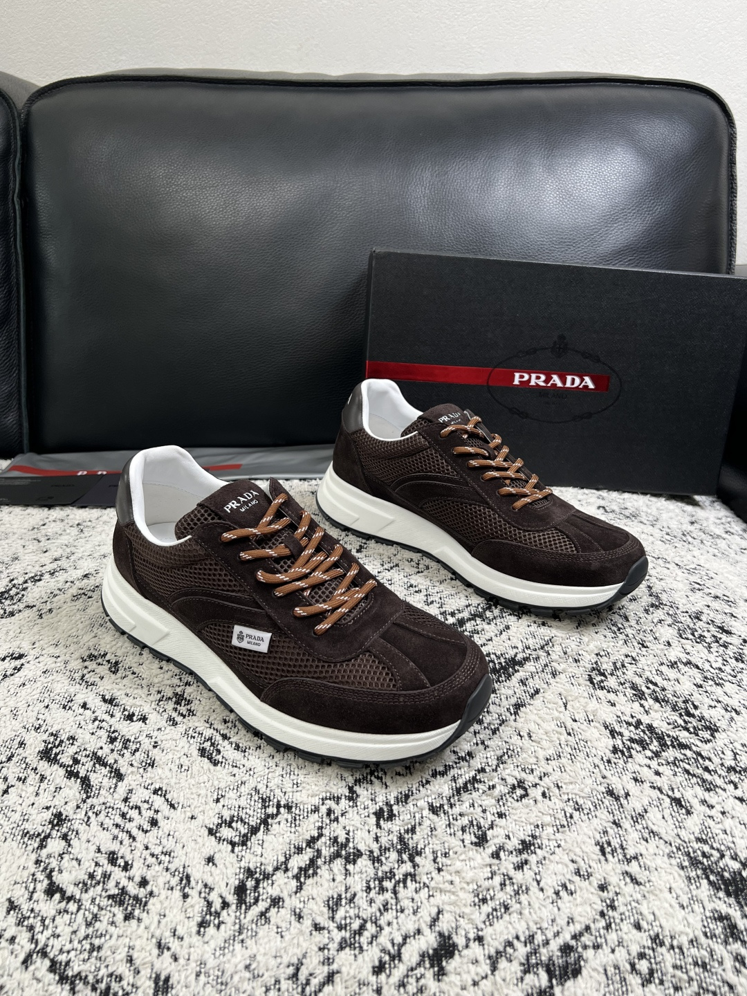 Prada  顶级工艺品，普拉达 专柜同步，原厂配置意大利进口牛皮拼布面料，进口牛皮内里垫，透气舒适，鞋底：原厂特供原版