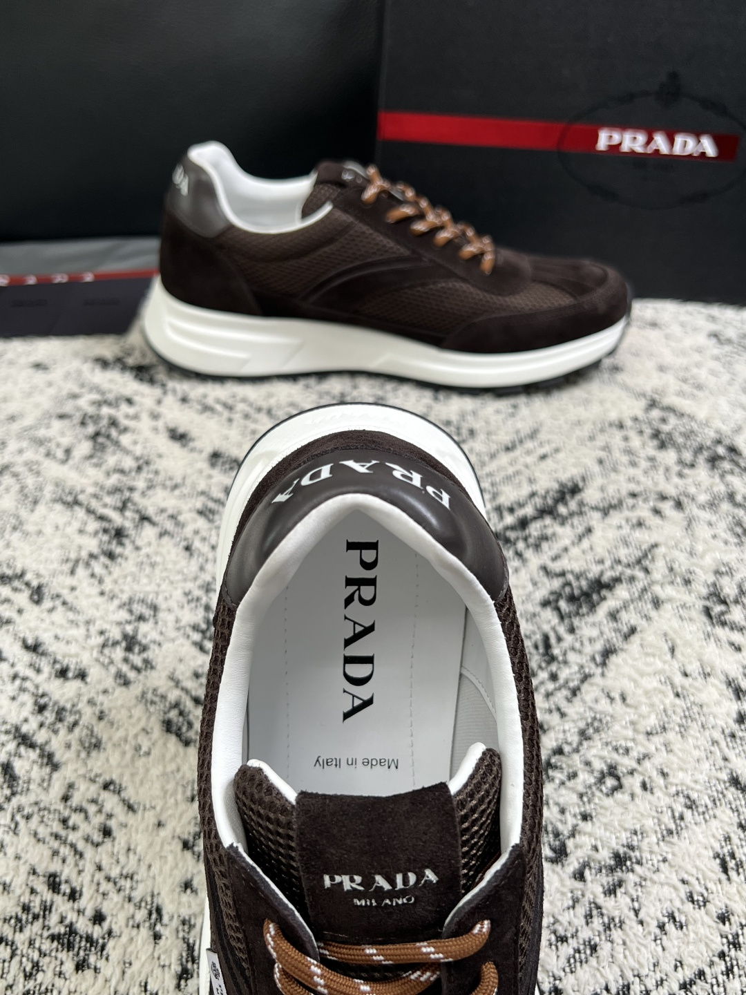 Prada  顶级工艺品，普拉达 专柜同步，原厂配置意大利进口牛皮拼布面料，进口牛皮内里垫，透气舒适，鞋底：原厂特供原版