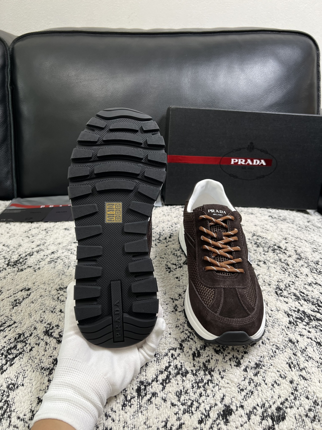 Prada  顶级工艺品，普拉达 专柜同步，原厂配置意大利进口牛皮拼布面料，进口牛皮内里垫，透气舒适，鞋底：原厂特供原版