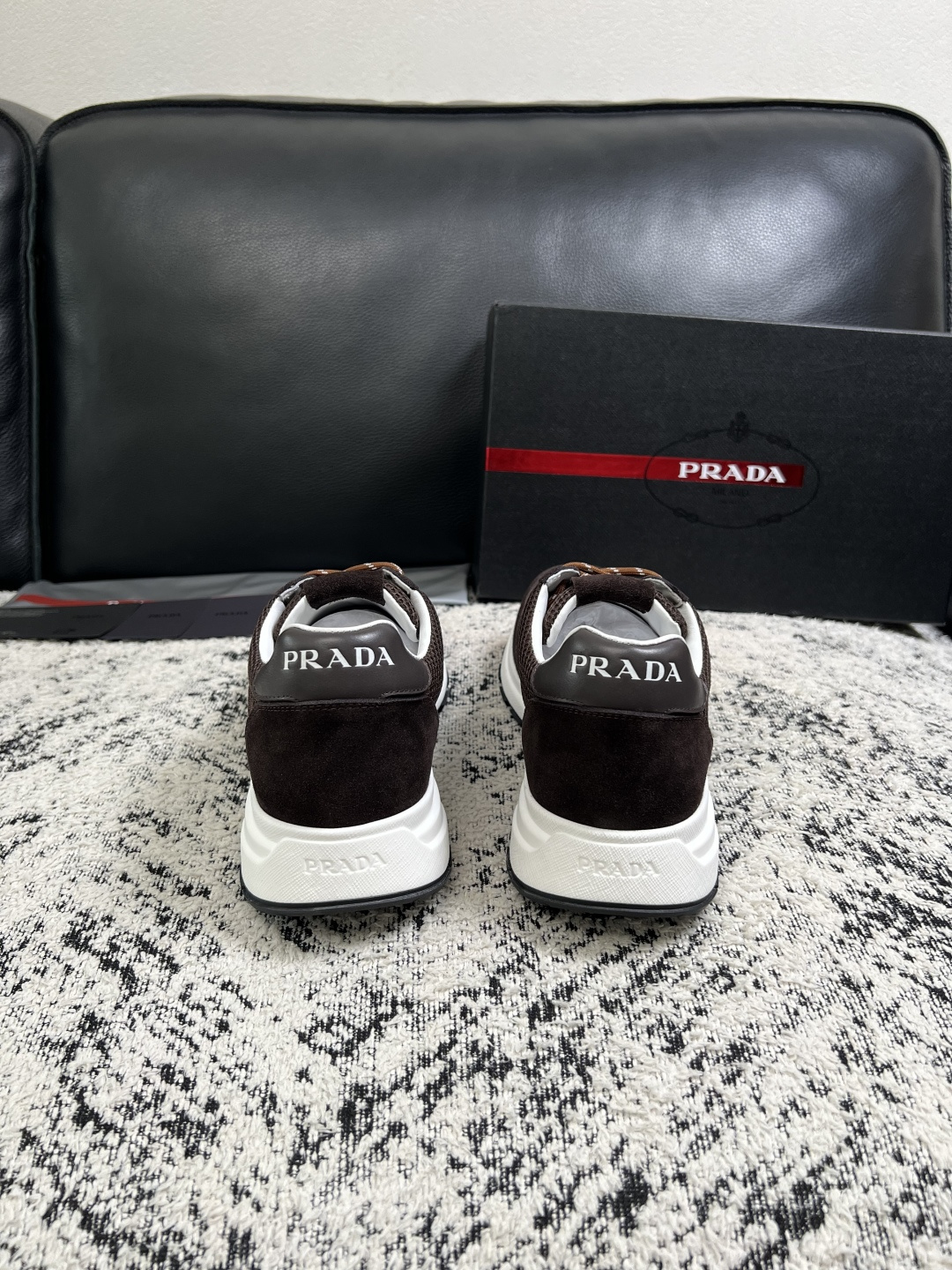 Prada  顶级工艺品，普拉达 专柜同步，原厂配置意大利进口牛皮拼布面料，进口牛皮内里垫，透气舒适，鞋底：原厂特供原版
