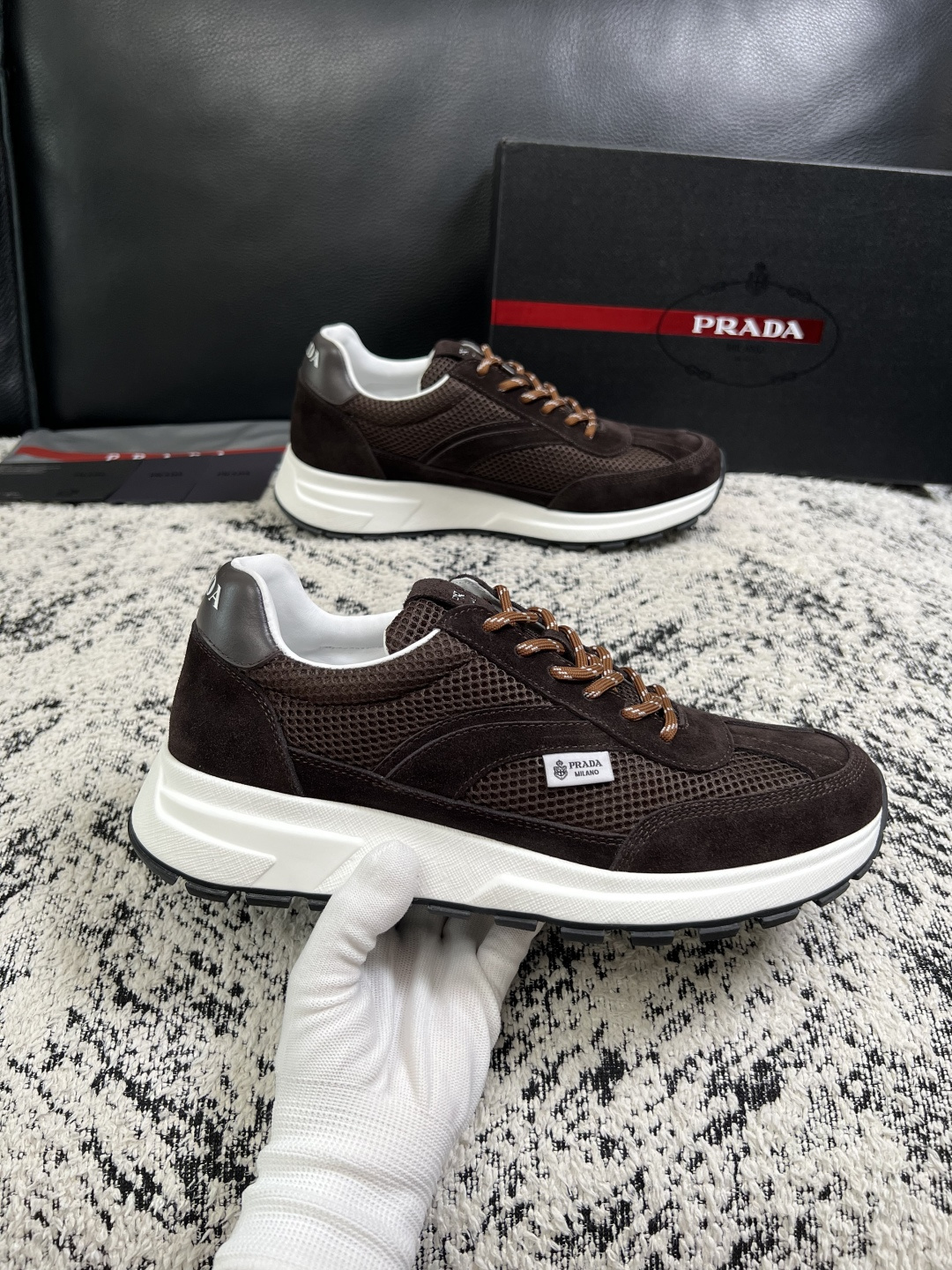 Prada  顶级工艺品，普拉达 专柜同步，原厂配置意大利进口牛皮拼布面料，进口牛皮内里垫，透气舒适，鞋底：原厂特供原版