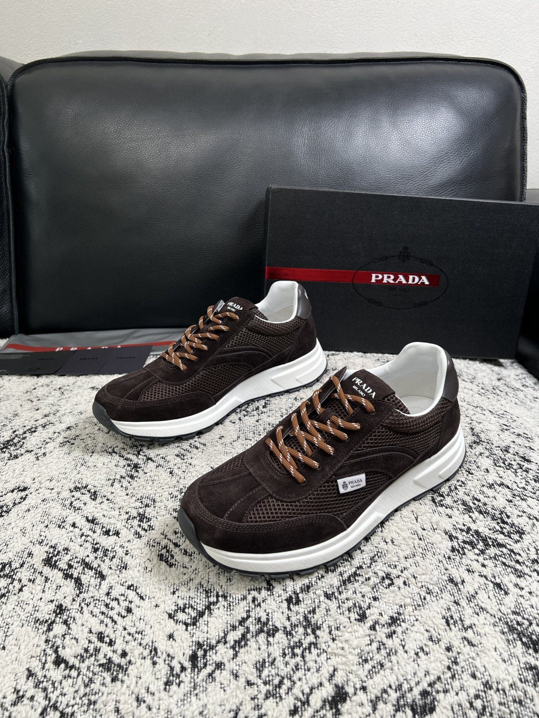 Prada  顶级工艺品，普拉达 专柜同步，原厂配置意大利进口牛皮拼布面料，进口牛皮内里垫，透气舒适，鞋底：原厂特供原版