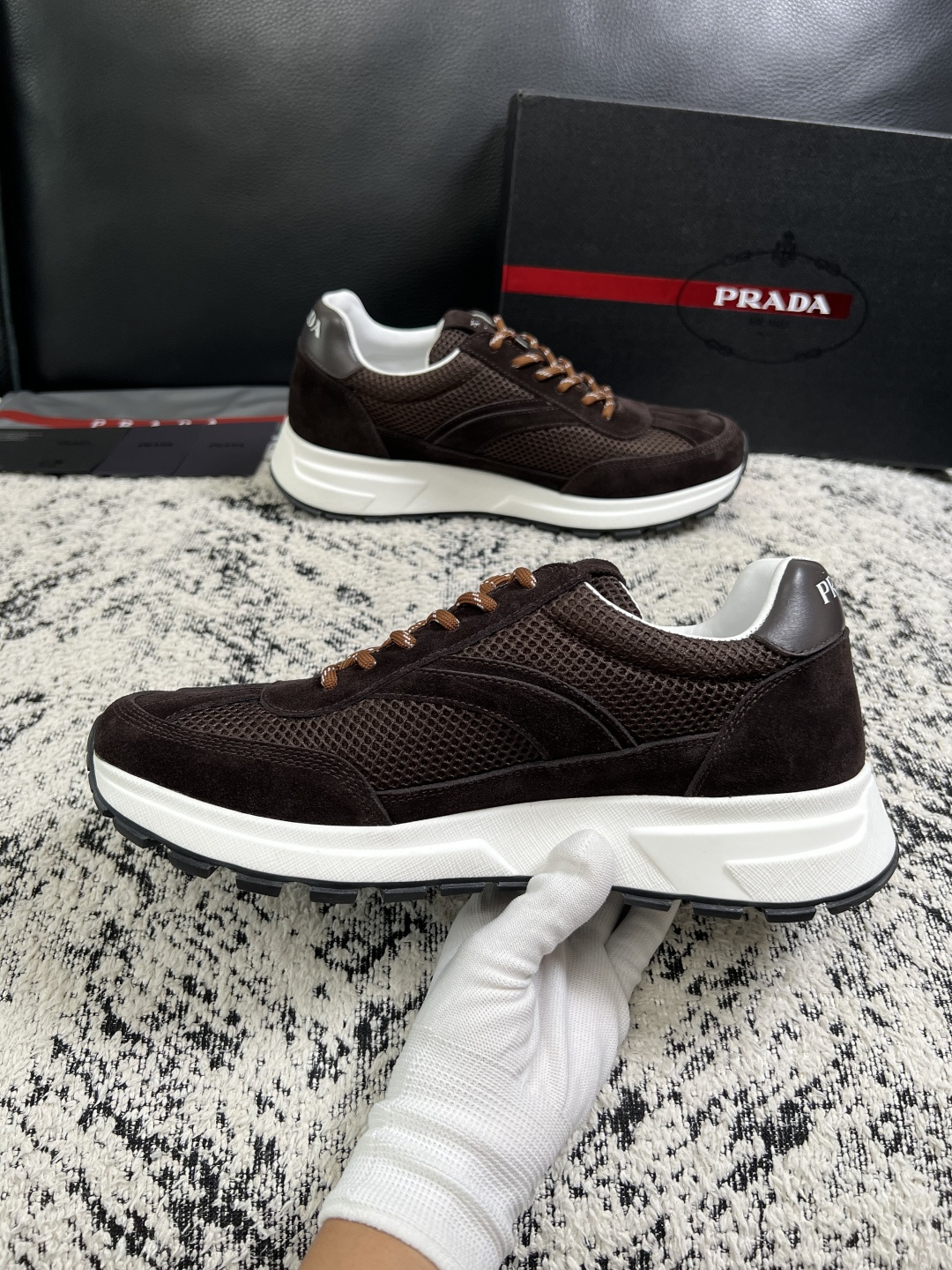 Prada  顶级工艺品，普拉达 专柜同步，原厂配置意大利进口牛皮拼布面料，进口牛皮内里垫，透气舒适，鞋底：原厂特供原版