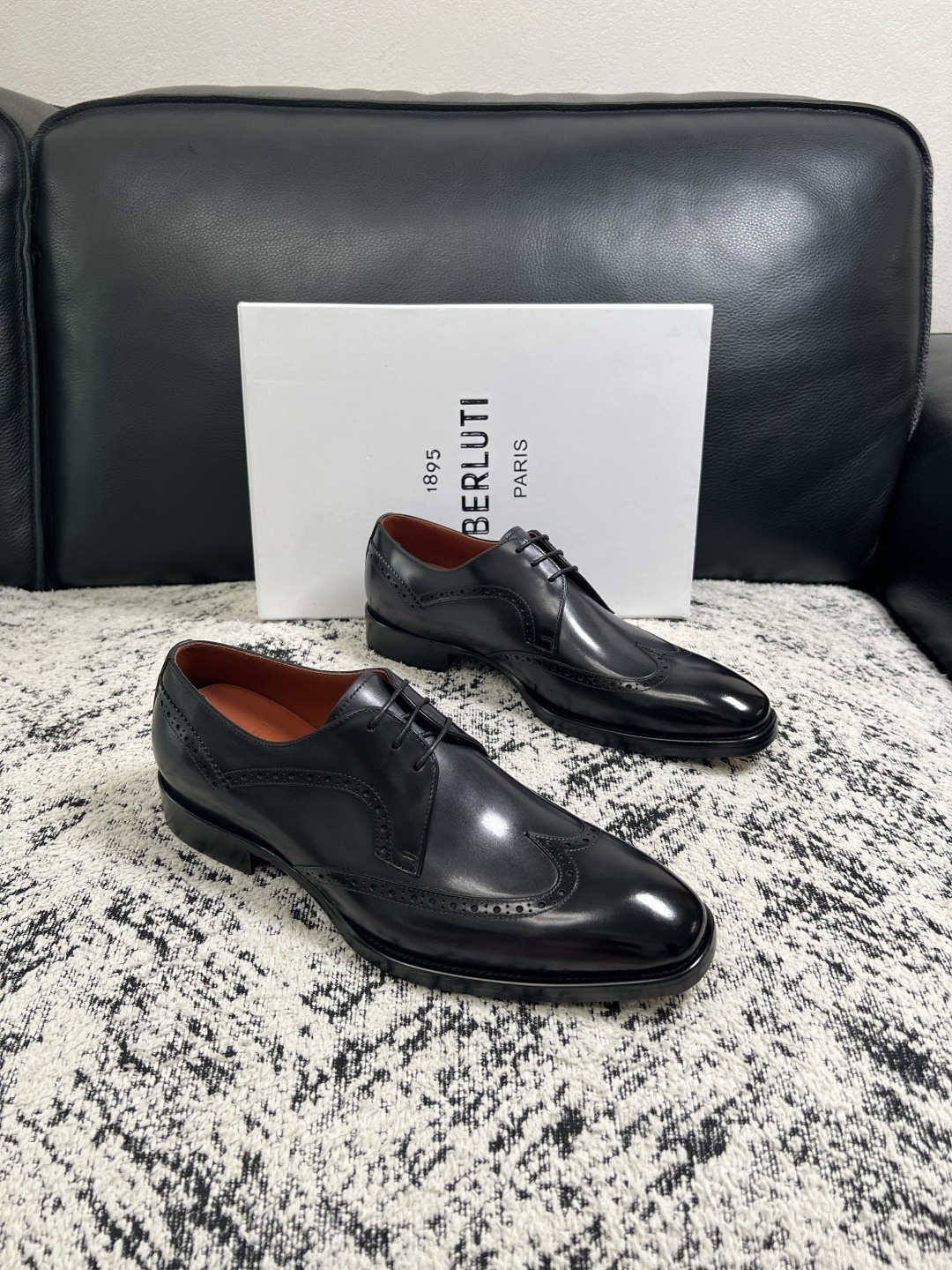 Berluti 高品质 顶级工艺品 布鲁提 专柜同步发售原厂配置,意大利进口牛皮面料,全进口水染牛皮里垫,鞋底:原 Berluti 高品质 顶级工艺品 布鲁提 专柜同步发售原厂配置,意大利进口牛皮面料,全进口水染牛皮里垫,鞋底:原
