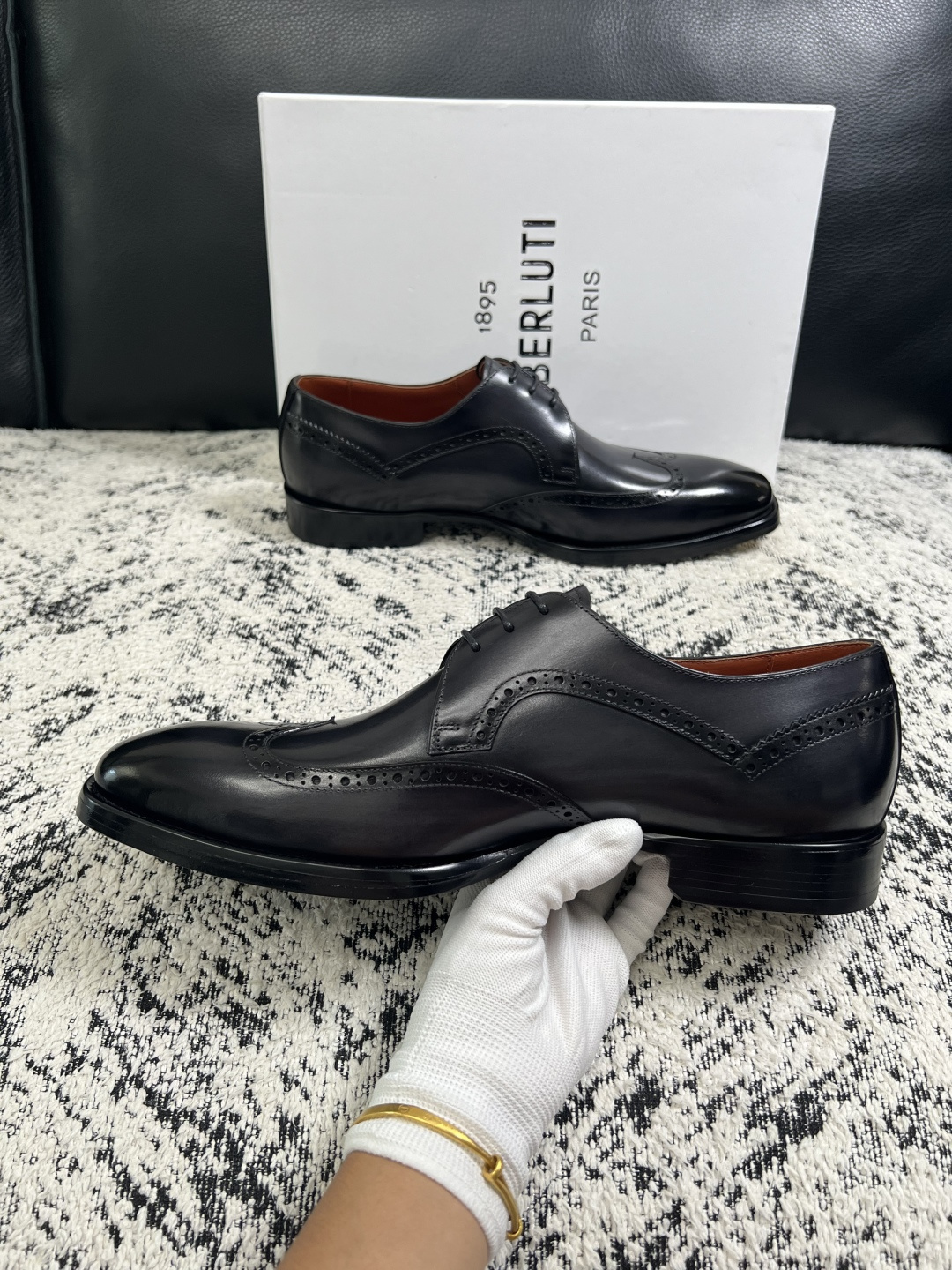 Berluti  高品质  顶级工艺品  布鲁提 专柜同步发售原厂配置，意大利进口牛皮面料，全进口水染牛皮里垫，鞋底：原