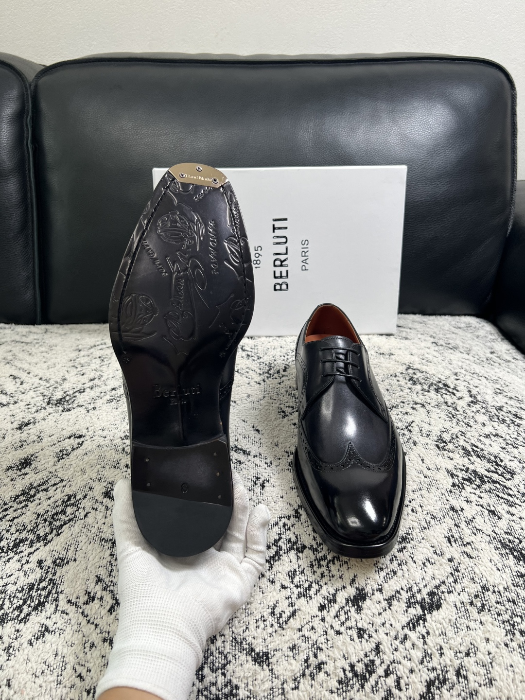 Berluti  高品质  顶级工艺品  布鲁提 专柜同步发售原厂配置，意大利进口牛皮面料，全进口水染牛皮里垫，鞋底：原