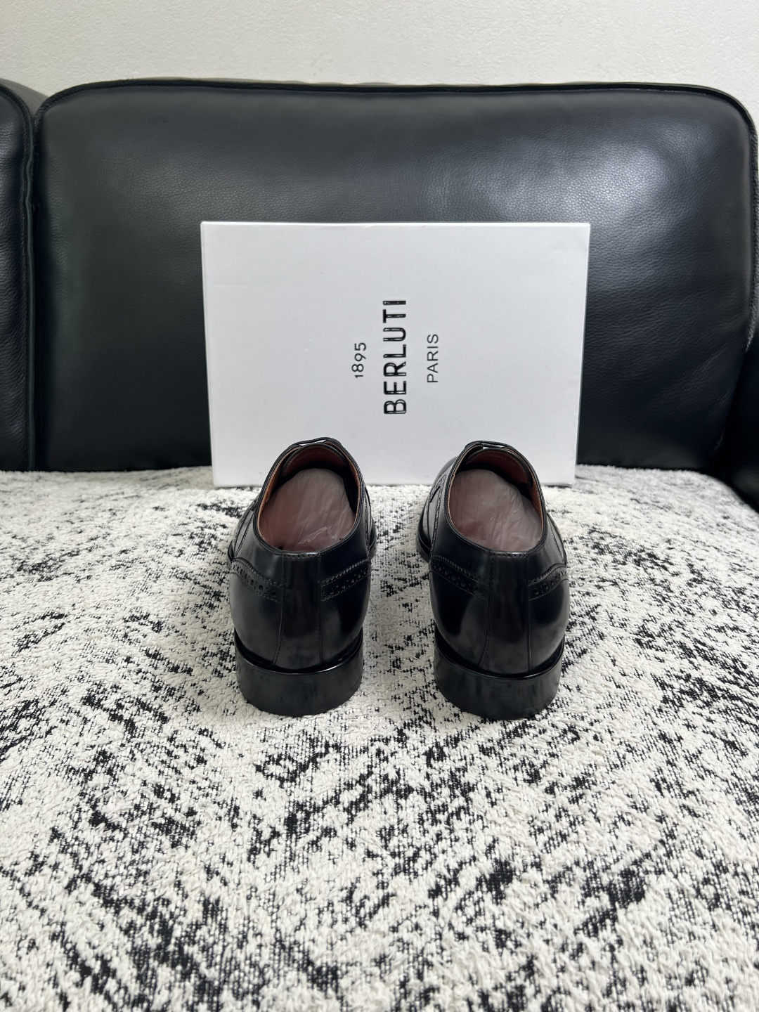 Berluti  高品质  顶级工艺品  布鲁提 专柜同步发售原厂配置，意大利进口牛皮面料，全进口水染牛皮里垫，鞋底：原