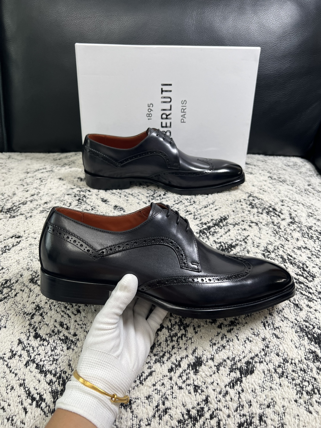 Berluti  高品质  顶级工艺品  布鲁提 专柜同步发售原厂配置，意大利进口牛皮面料，全进口水染牛皮里垫，鞋底：原