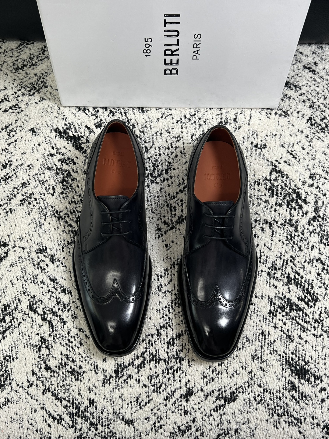 Berluti  高品质  顶级工艺品  布鲁提 专柜同步发售原厂配置，意大利进口牛皮面料，全进口水染牛皮里垫，鞋底：原