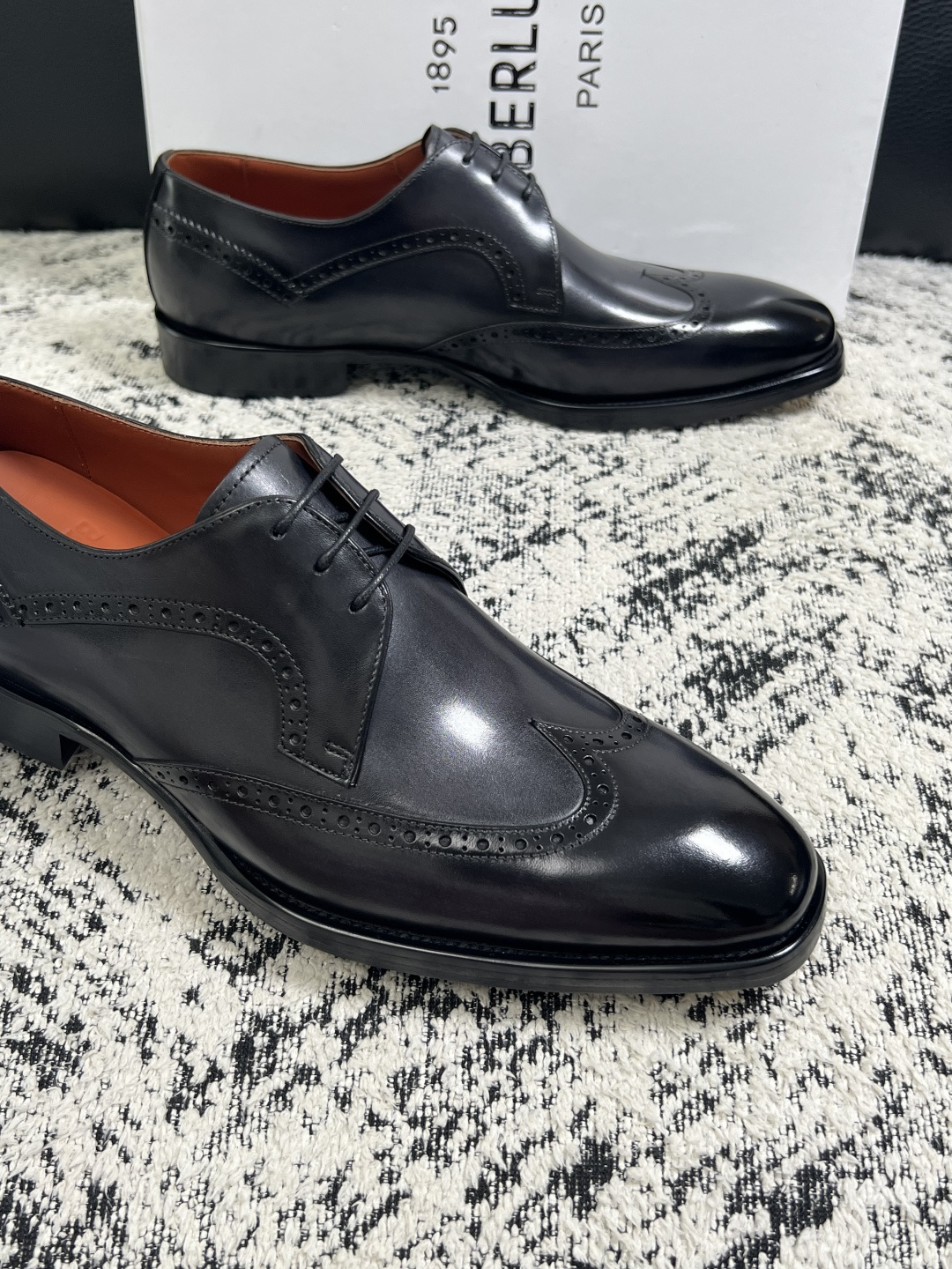 Berluti  高品质  顶级工艺品  布鲁提 专柜同步发售原厂配置，意大利进口牛皮面料，全进口水染牛皮里垫，鞋底：原