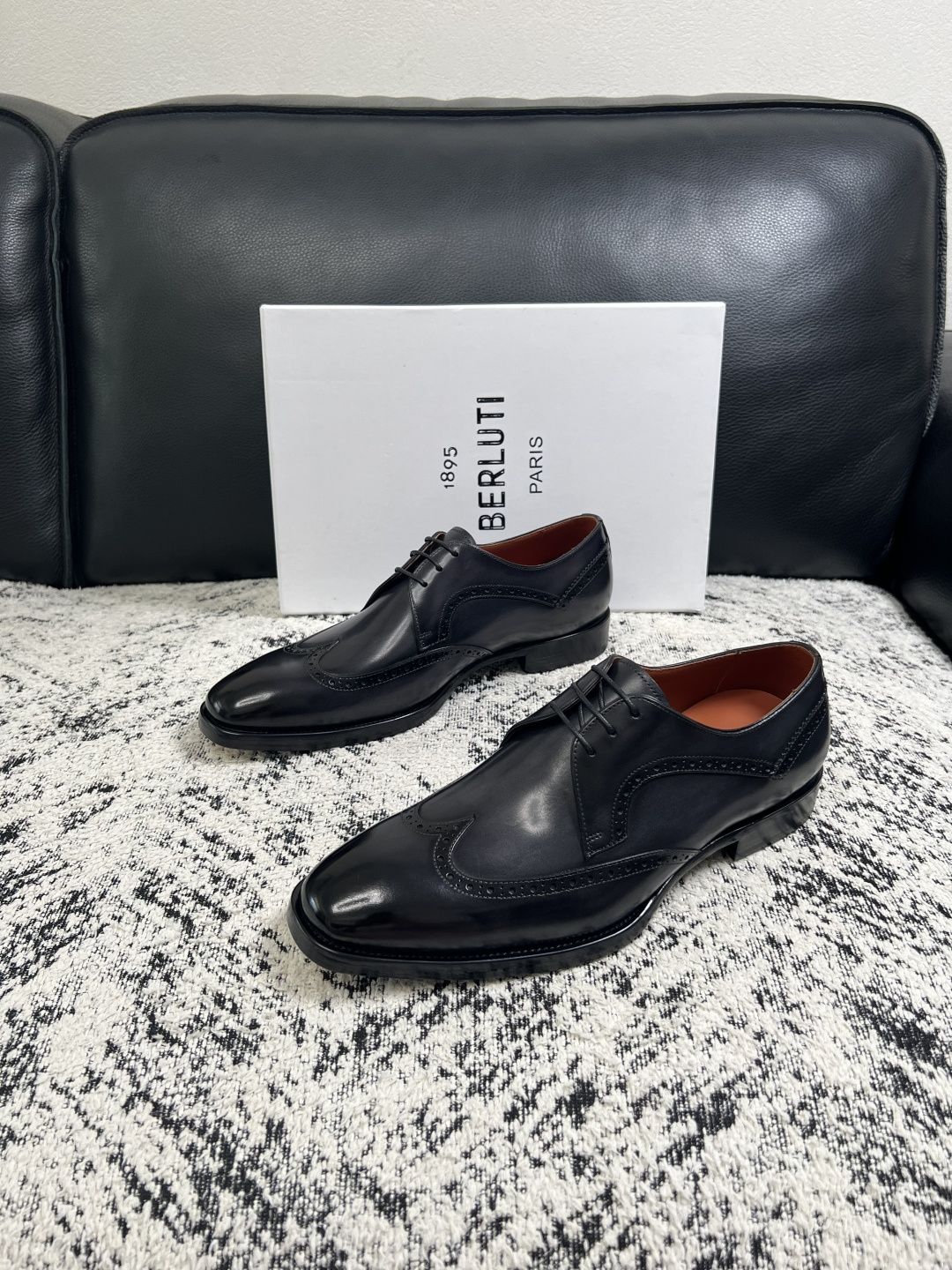 Berluti  高品质  顶级工艺品  布鲁提 专柜同步发售原厂配置，意大利进口牛皮面料，全进口水染牛皮里垫，鞋底：原