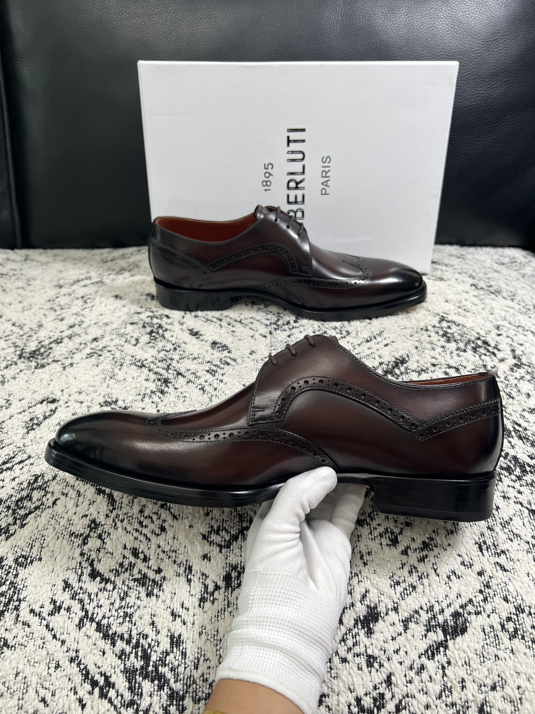 Berluti  高品质  顶级工艺品  布鲁提 专柜同步发售原厂配置，意大利进口牛皮面料，全进口水染牛皮里垫，鞋底：原