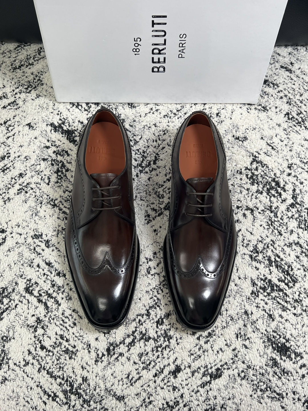 Berluti  高品质  顶级工艺品  布鲁提 专柜同步发售原厂配置，意大利进口牛皮面料，全进口水染牛皮里垫，鞋底：原