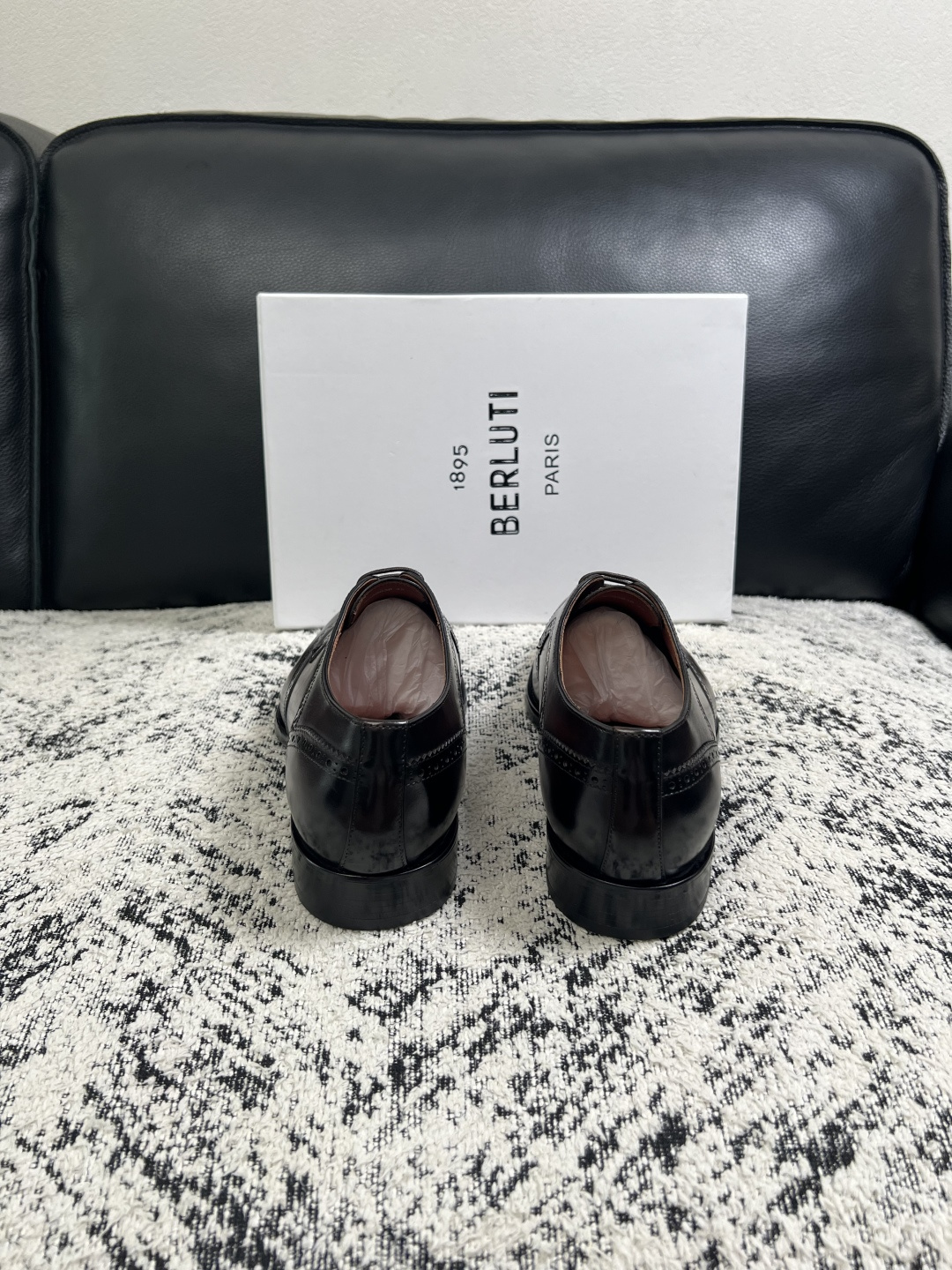 Berluti  高品质  顶级工艺品  布鲁提 专柜同步发售原厂配置，意大利进口牛皮面料，全进口水染牛皮里垫，鞋底：原