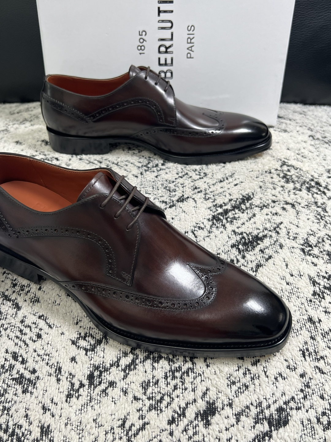 Berluti  高品质  顶级工艺品  布鲁提 专柜同步发售原厂配置，意大利进口牛皮面料，全进口水染牛皮里垫，鞋底：原