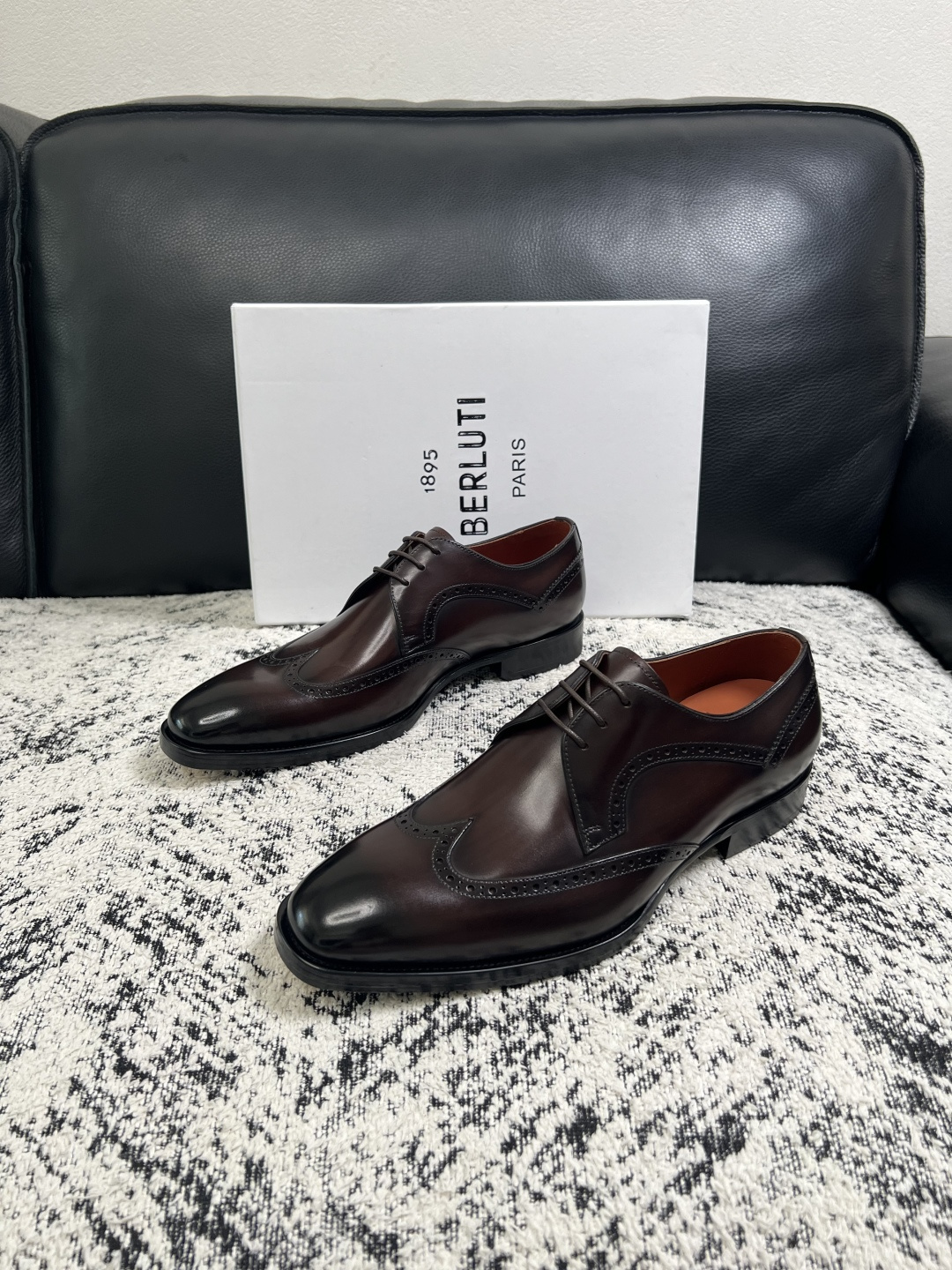 Berluti  高品质  顶级工艺品  布鲁提 专柜同步发售原厂配置，意大利进口牛皮面料，全进口水染牛皮里垫，鞋底：原