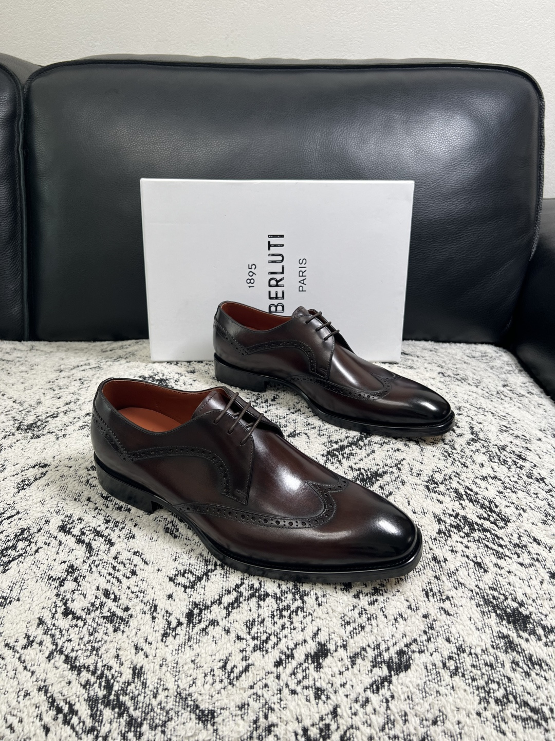 Berluti 高品质 顶级工艺品 布鲁提 专柜同步发售原厂配置,意大利进口牛皮面料,全进口水染牛皮里垫,鞋底:原 Berluti 高品质 顶级工艺品 布鲁提 专柜同步发售原厂配置,意大利进口牛皮面料,全进口水染牛皮里垫,鞋底:原