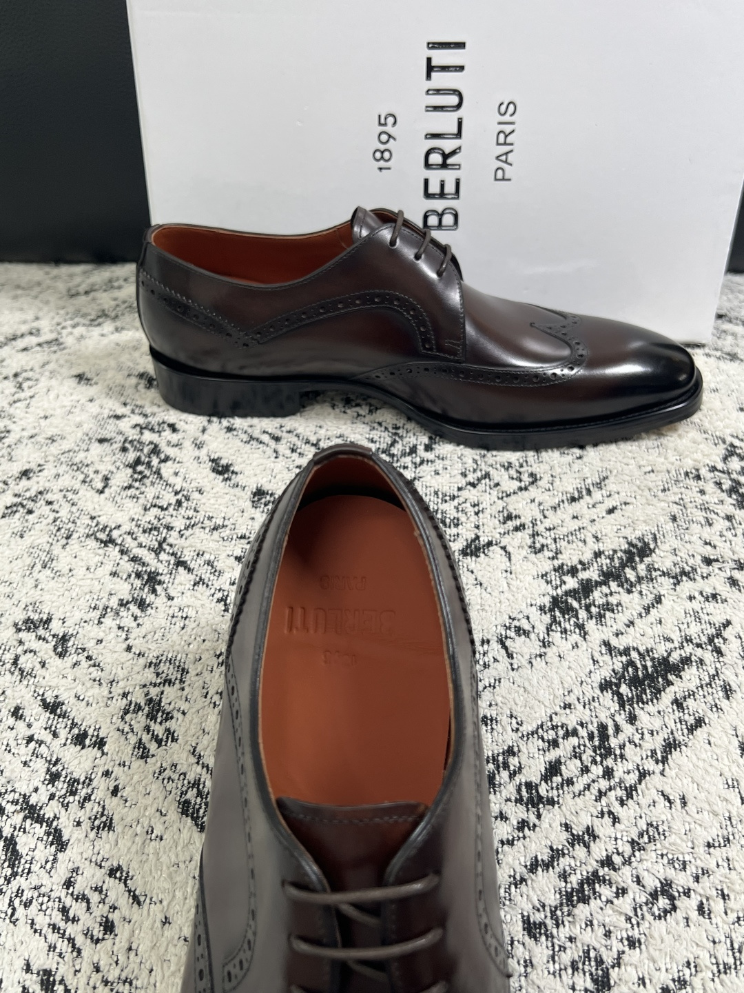 Berluti  高品质  顶级工艺品  布鲁提 专柜同步发售原厂配置，意大利进口牛皮面料，全进口水染牛皮里垫，鞋底：原