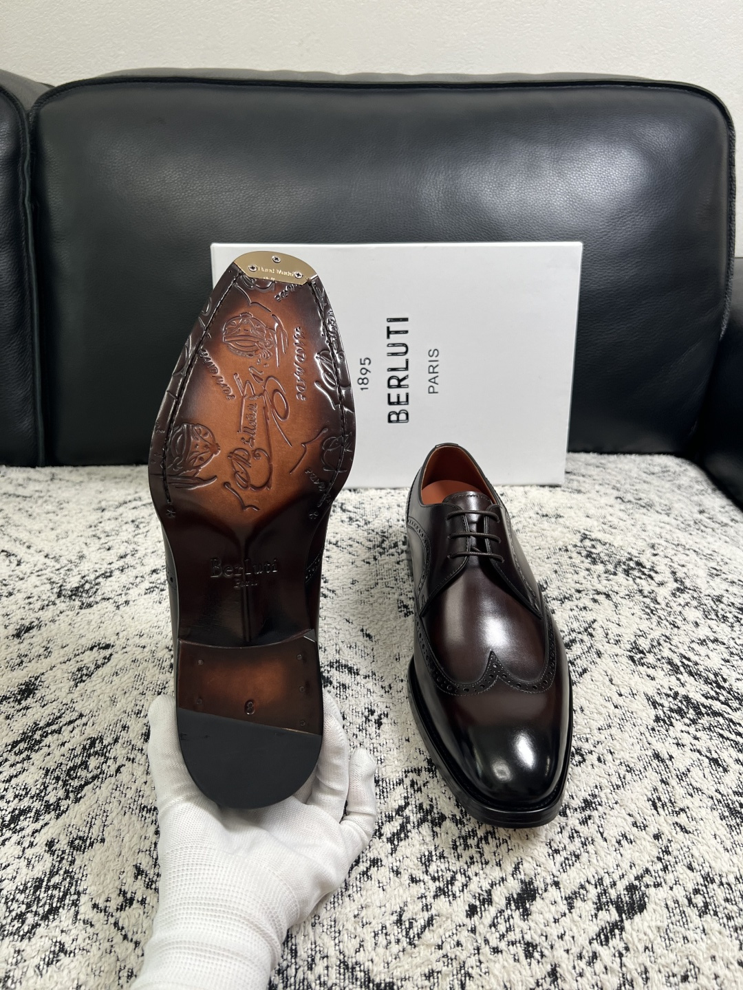 Berluti  高品质  顶级工艺品  布鲁提 专柜同步发售原厂配置，意大利进口牛皮面料，全进口水染牛皮里垫，鞋底：原