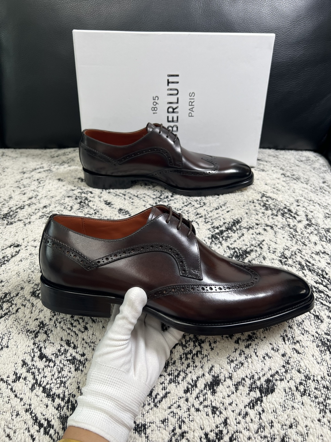 Berluti  高品质  顶级工艺品  布鲁提 专柜同步发售原厂配置，意大利进口牛皮面料，全进口水染牛皮里垫，鞋底：原