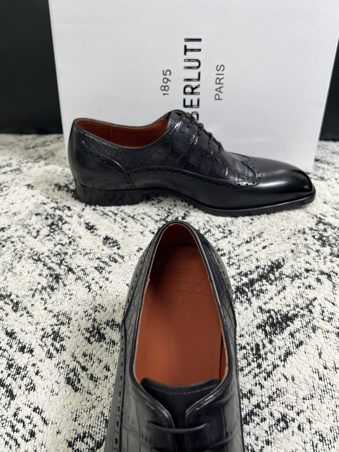 Berluti  高品质  顶级工艺品  布鲁提 专柜同步发售原厂配置，意大利进口牛皮面料，全进口水染牛皮里垫，鞋底：原