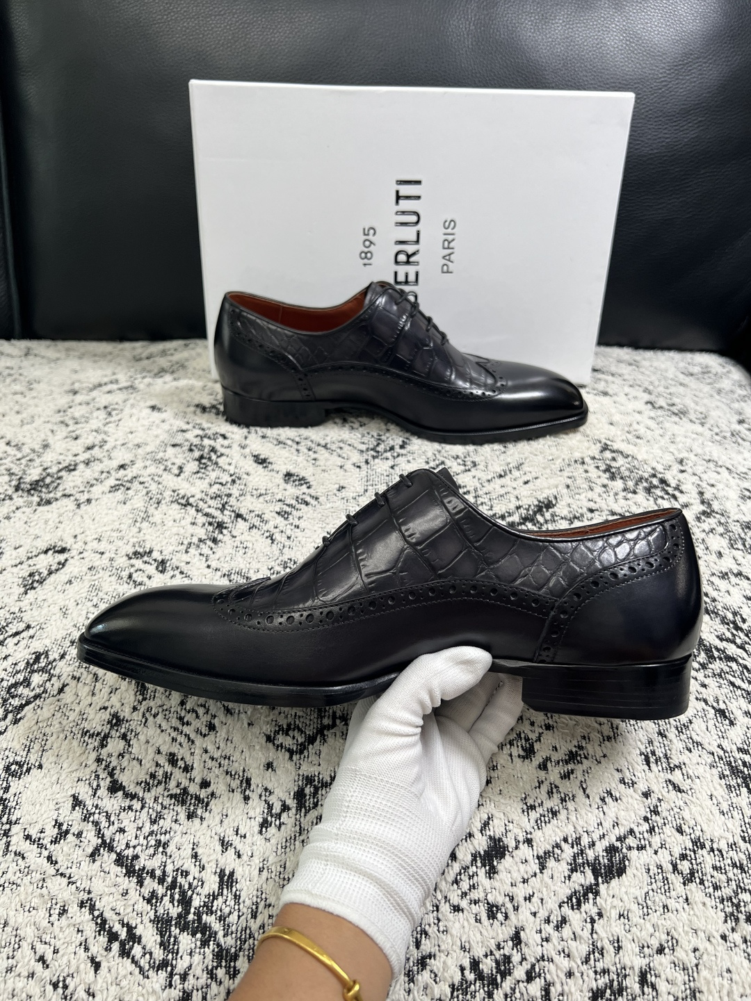 Berluti  高品质  顶级工艺品  布鲁提 专柜同步发售原厂配置，意大利进口牛皮面料，全进口水染牛皮里垫，鞋底：原