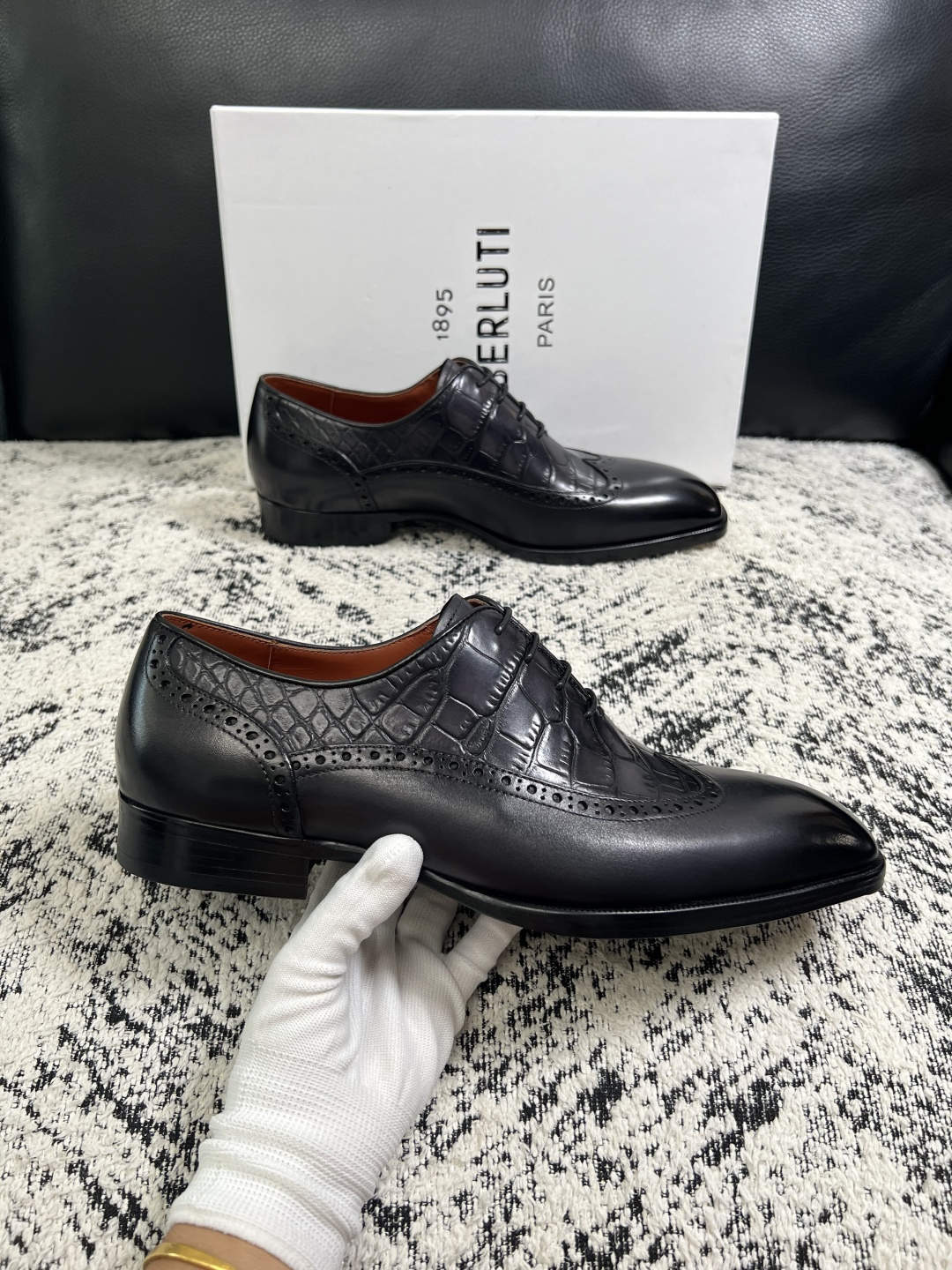 Berluti  高品质  顶级工艺品  布鲁提 专柜同步发售原厂配置，意大利进口牛皮面料，全进口水染牛皮里垫，鞋底：原